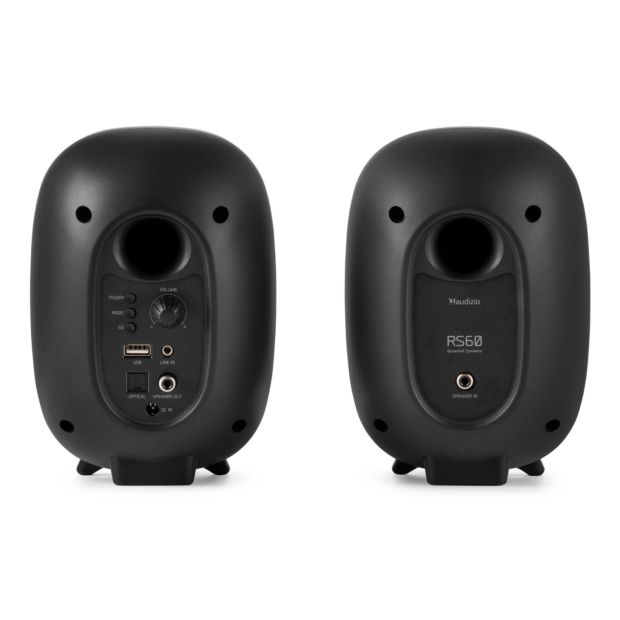 Zwei schwarze Lautsprecher nebeneinander, die Bedienelemente und Eingänge detailliert darstellen. Eine Seite zeigt Lautstärke, Strom und USB-Anschlüsse.