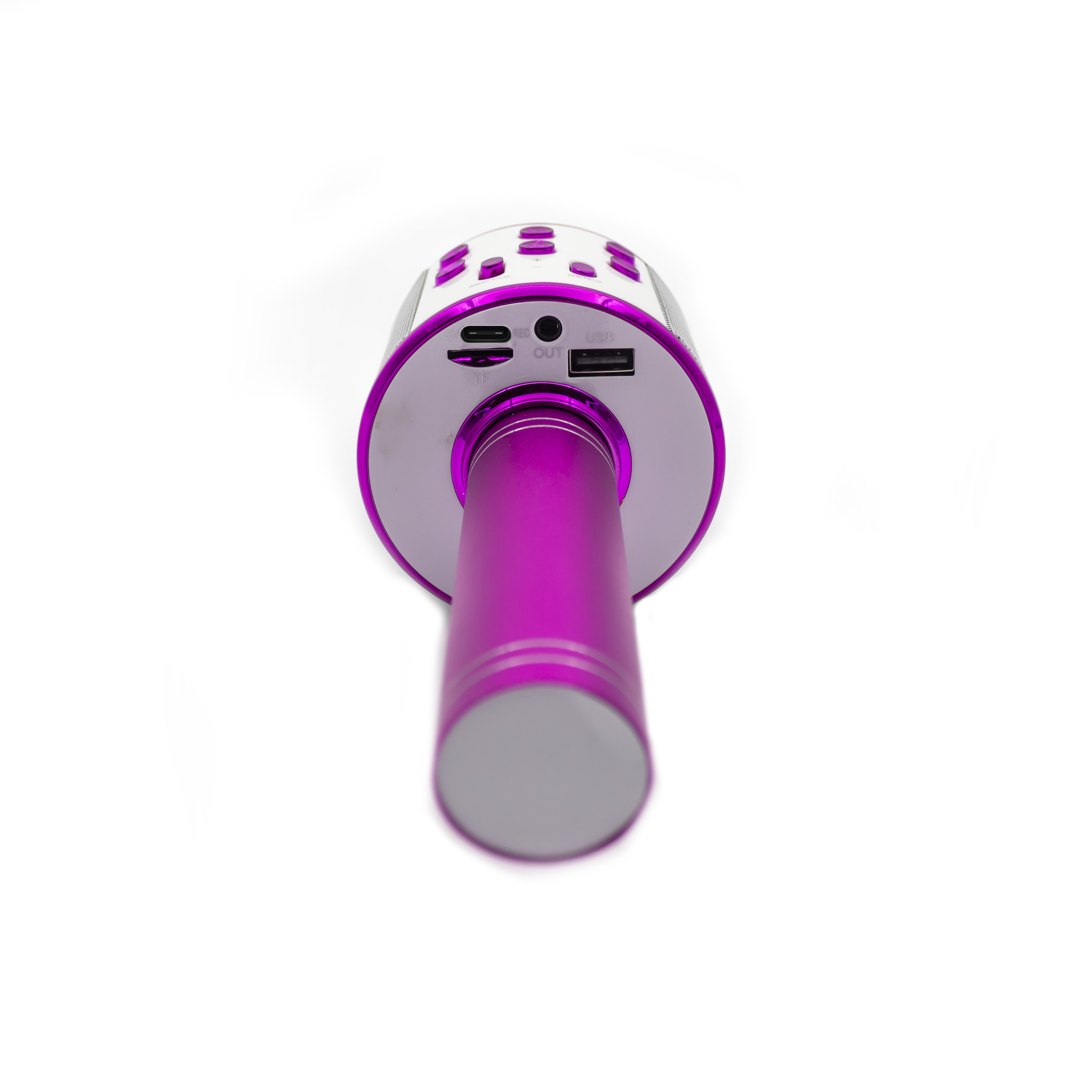 Een paarse en zilveren microfoon is naar de camera gekanteld op een witte achtergrond. Het heeft knoppen en USB-poorten.