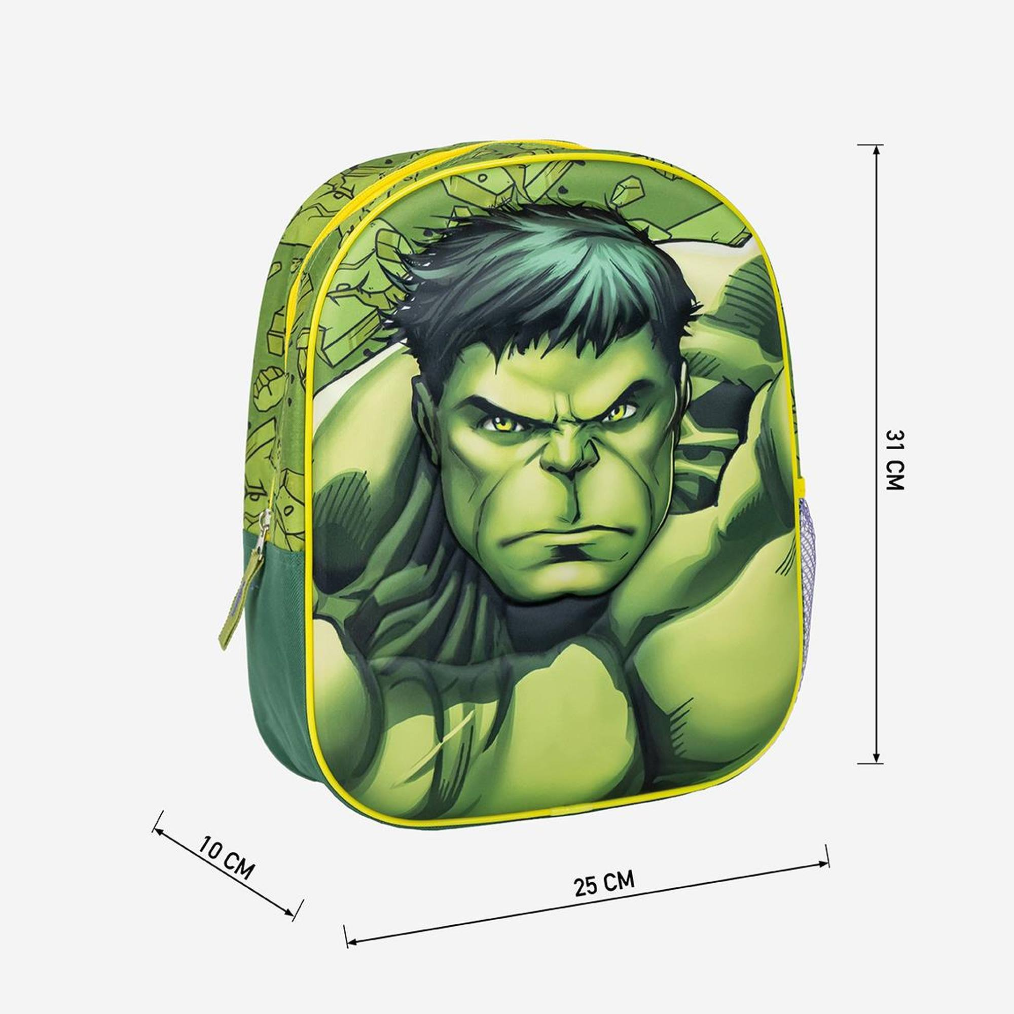 Mochila verde de Hulk. La cara de Hulk está en el frente. La mochila es verde, amarilla y verde oscuro. Se muestran las dimensiones.
