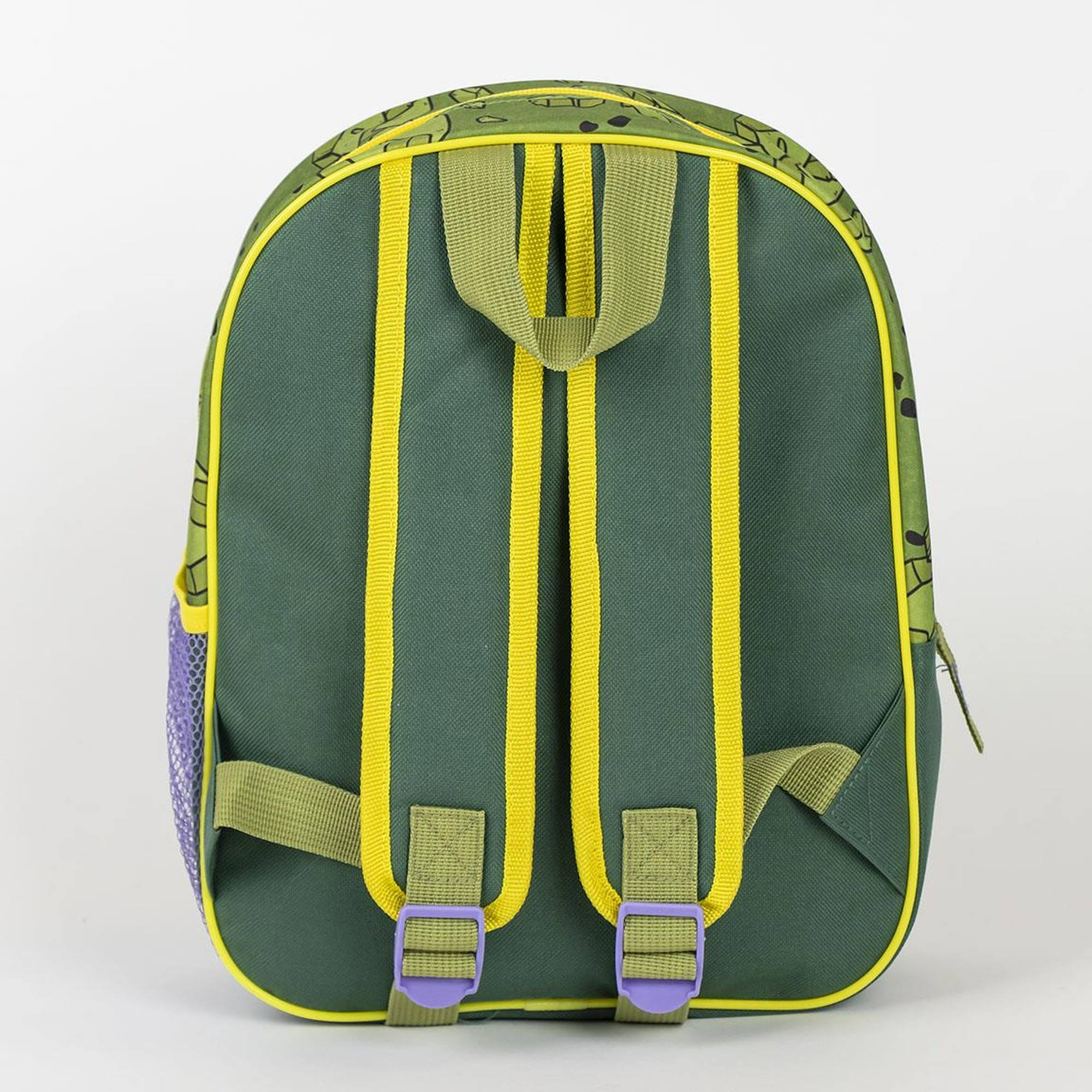 Mochila verde con correas y detalles amarillos, bolsillo de malla púrpura y parte superior estampada. Aislada en blanco.