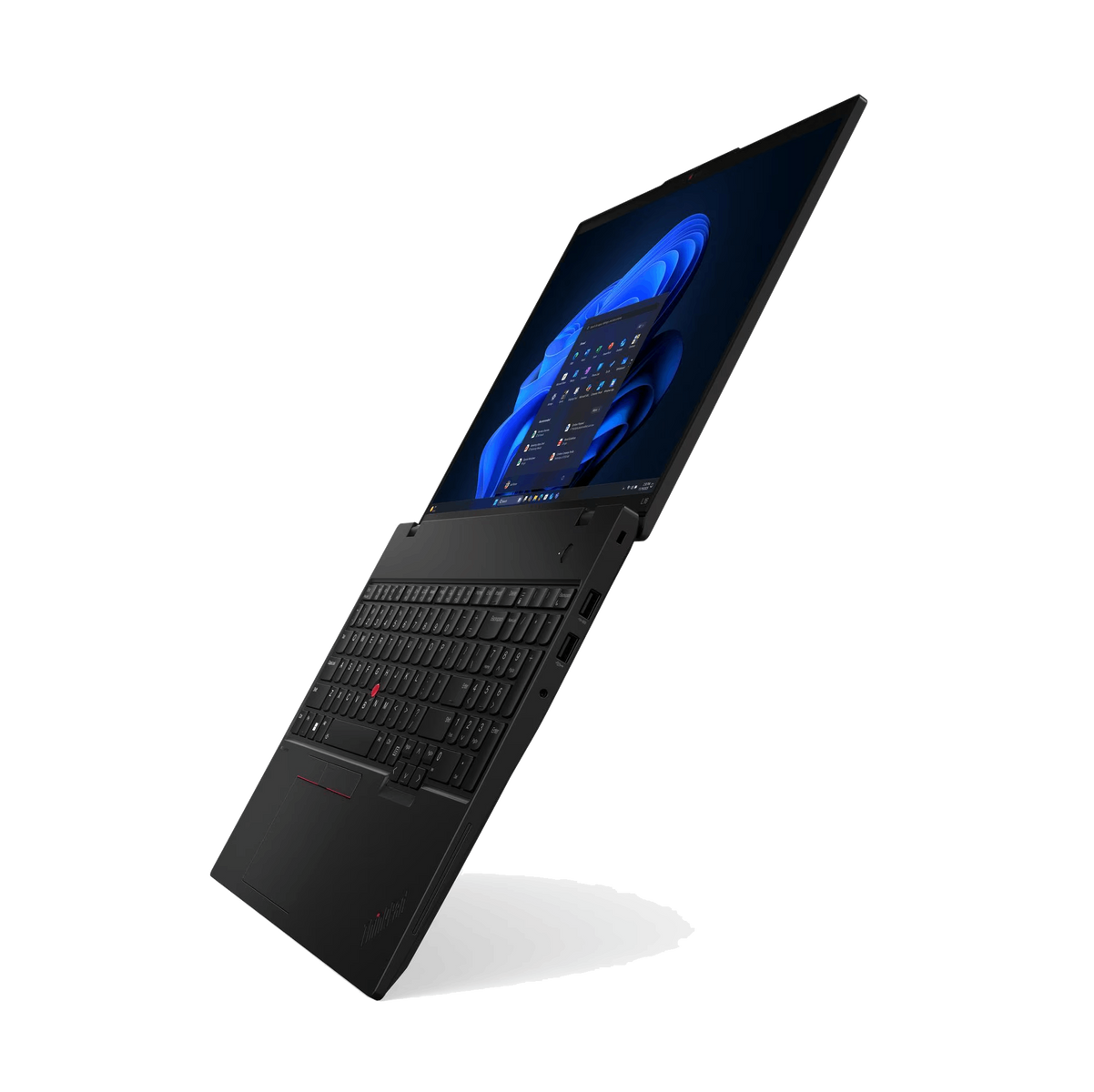 Una computadora portátil negra está en ángulo contra un fondo negro. La pantalla muestra una interfaz de Windows 11. Se ven el teclado y el panel táctil.