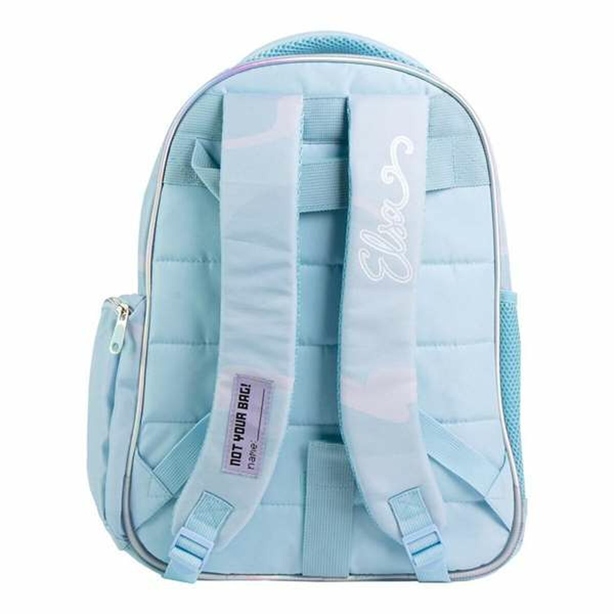 Ein hellblauer Rucksack mit Elsas Namen und dem Etikett 'Not Your Bag!'. Er hat gepolsterte Träger und eine Seitentasche aus Netzstoff.