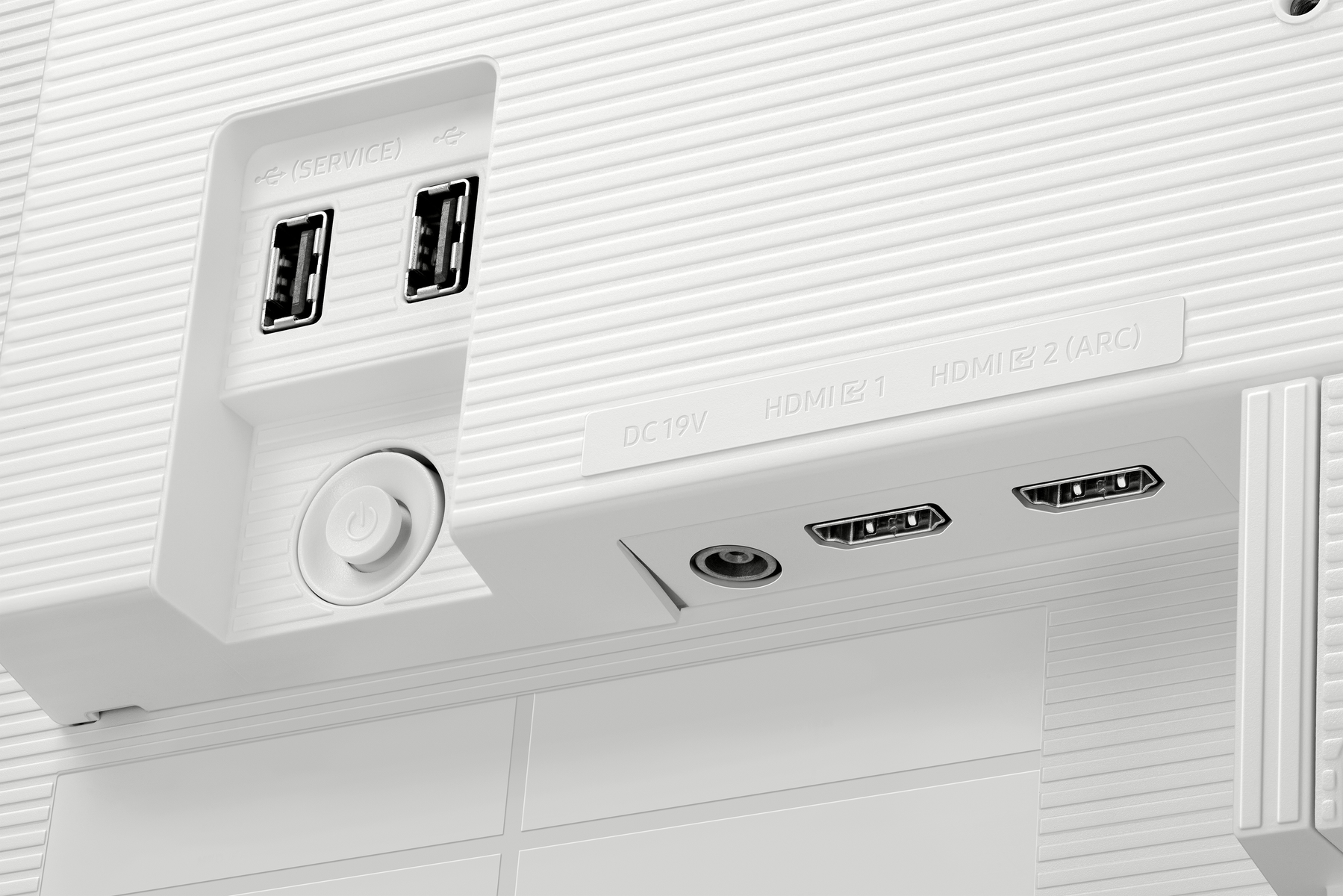 Zbliżenie białych portów monitora: USB, HDMI, wejście zasilania. Etykiety obejmują DC19V, HDMI1 i HDMI2. Widoczny przycisk zasilania.