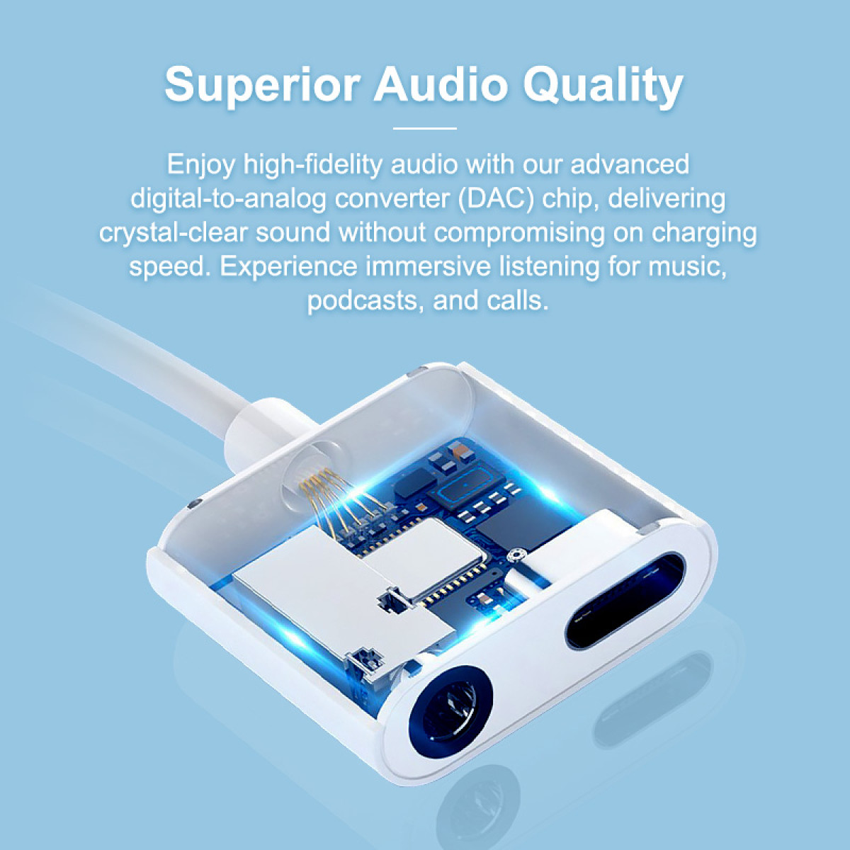 Een witte audioadapter met interne circuits wordt getoond. Het heeft een koptelefoonaansluiting en een oplaadpoort, met tekstoverlay.