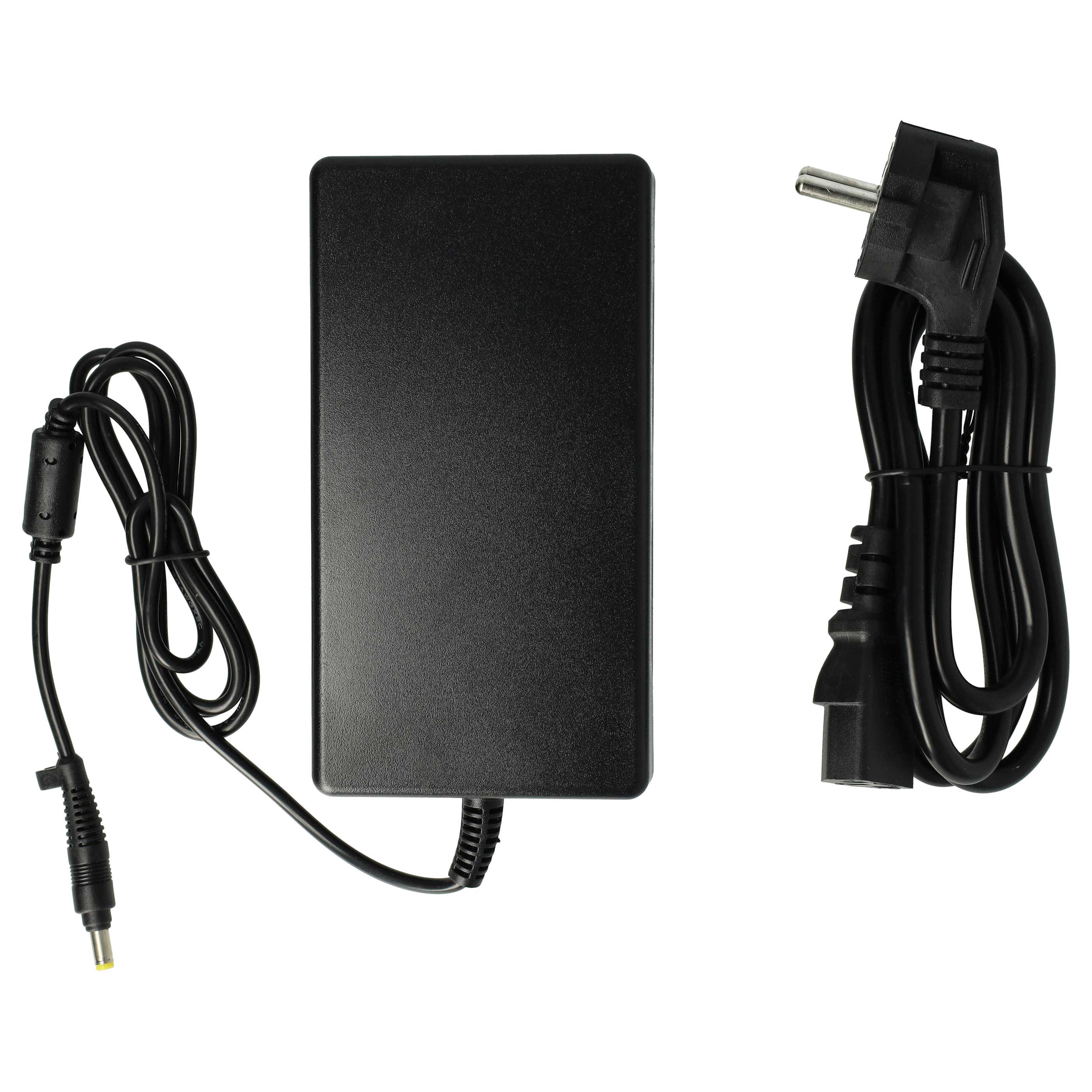 Ein schwarzes Netzteil und zwei schwarze Netzkabel mit Steckern auf weißem Hintergrund.