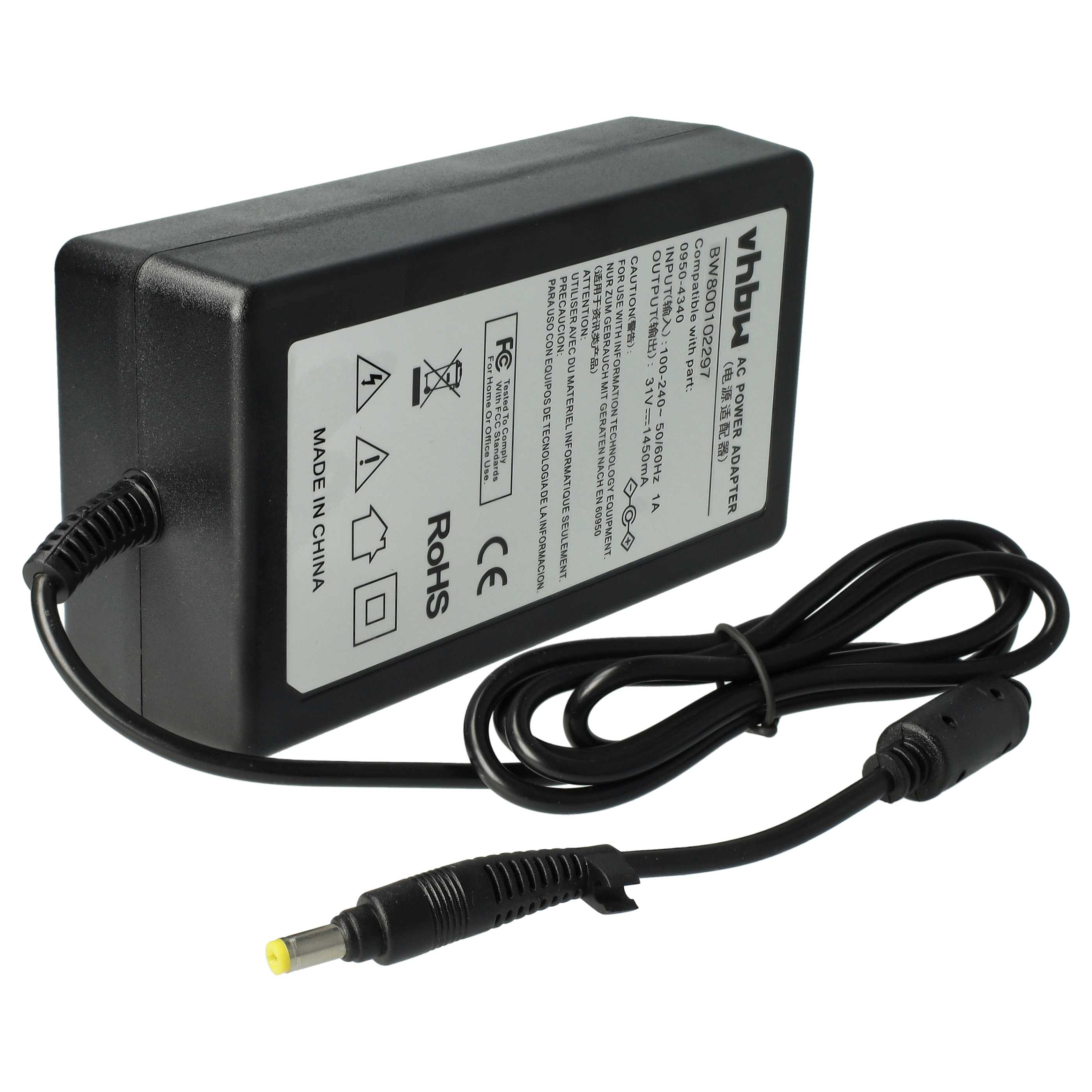 Schwarzes AC-Netzteil mit schwarzem Kabel und gelbspitzigem Stecker. Weißes Etikett mit Text.