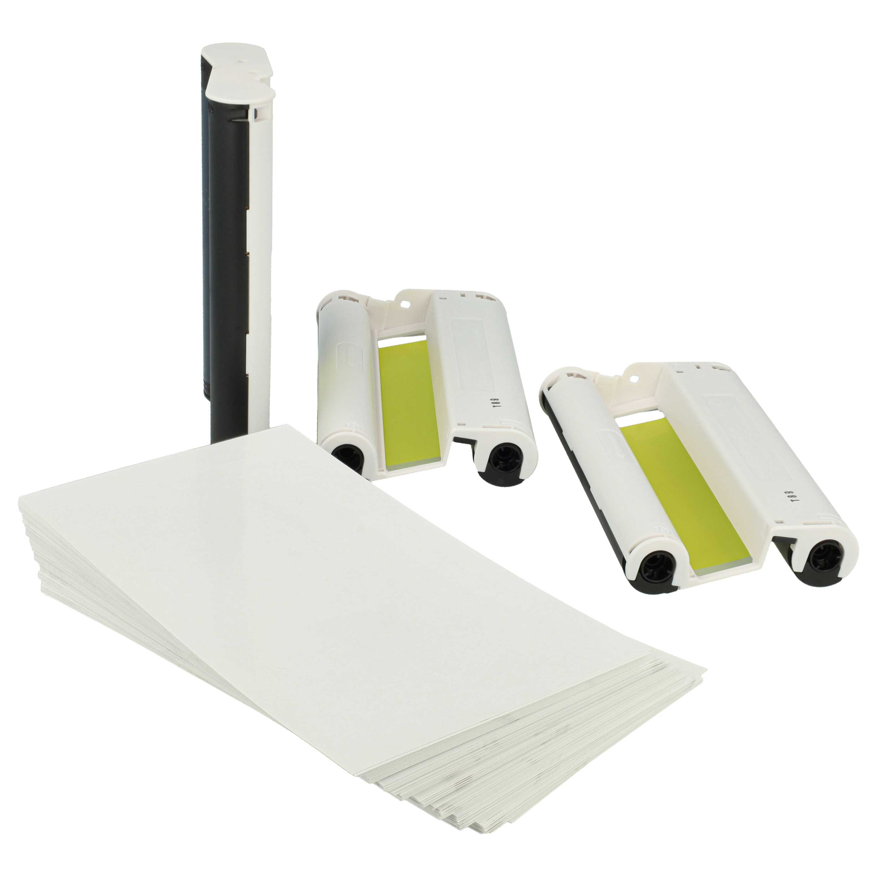 Mehrere weiße und schwarze Druckerkomponenten, darunter Papier und Patronen, sind auf weißem Hintergrund angeordnet.