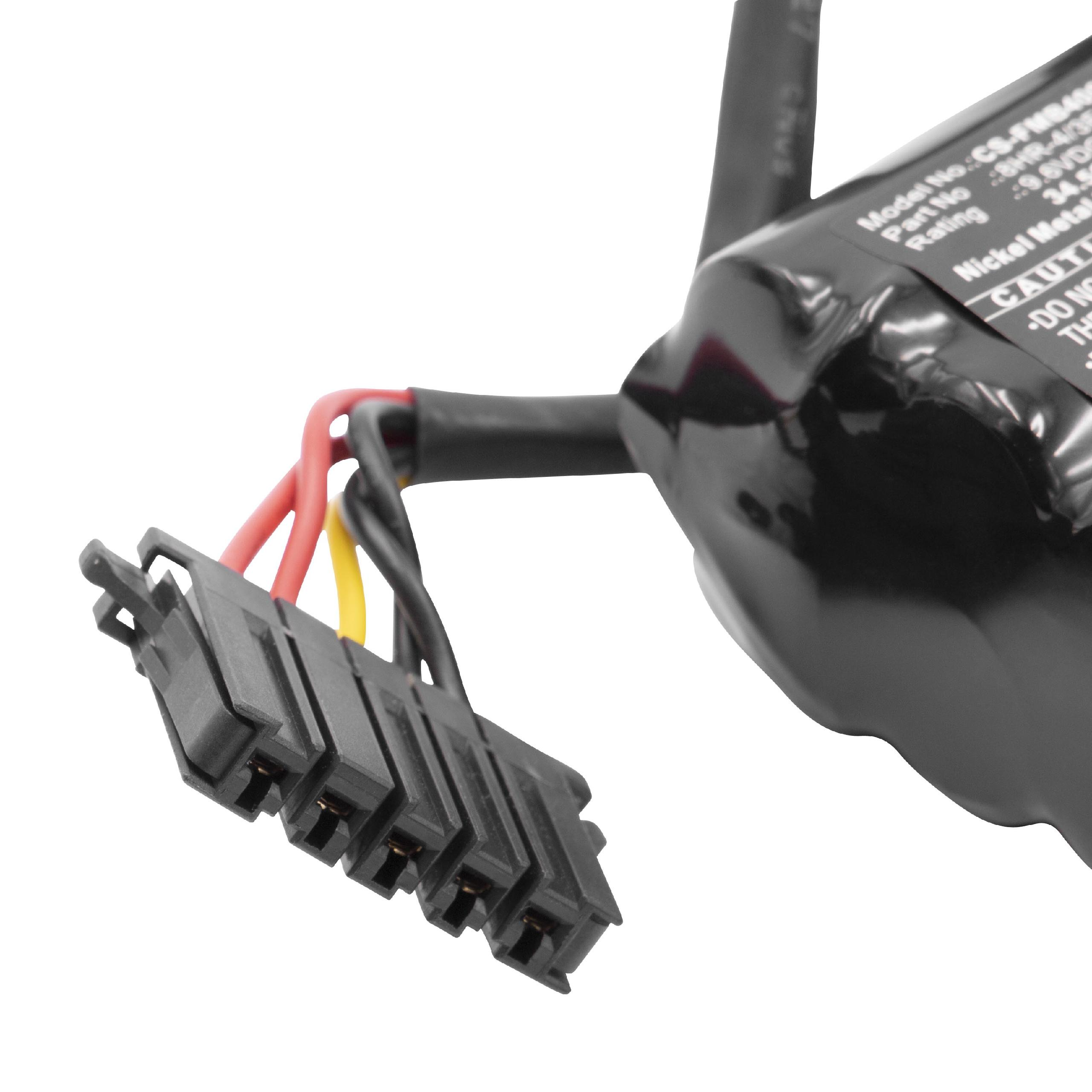 Ein schwarzes Batteriepack mit einem Stecker mit roten, gelben und schwarzen Drähten. Etiketten und Warnhinweise sind sichtbar.