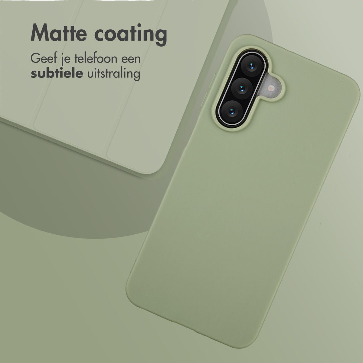 Een lichtgroene telefoonhoes met drie cameralenzen, tegen een groene achtergrond. Tekst zegt 'Matte coating' en 'Geef je telefoon een subtiele glans'.
