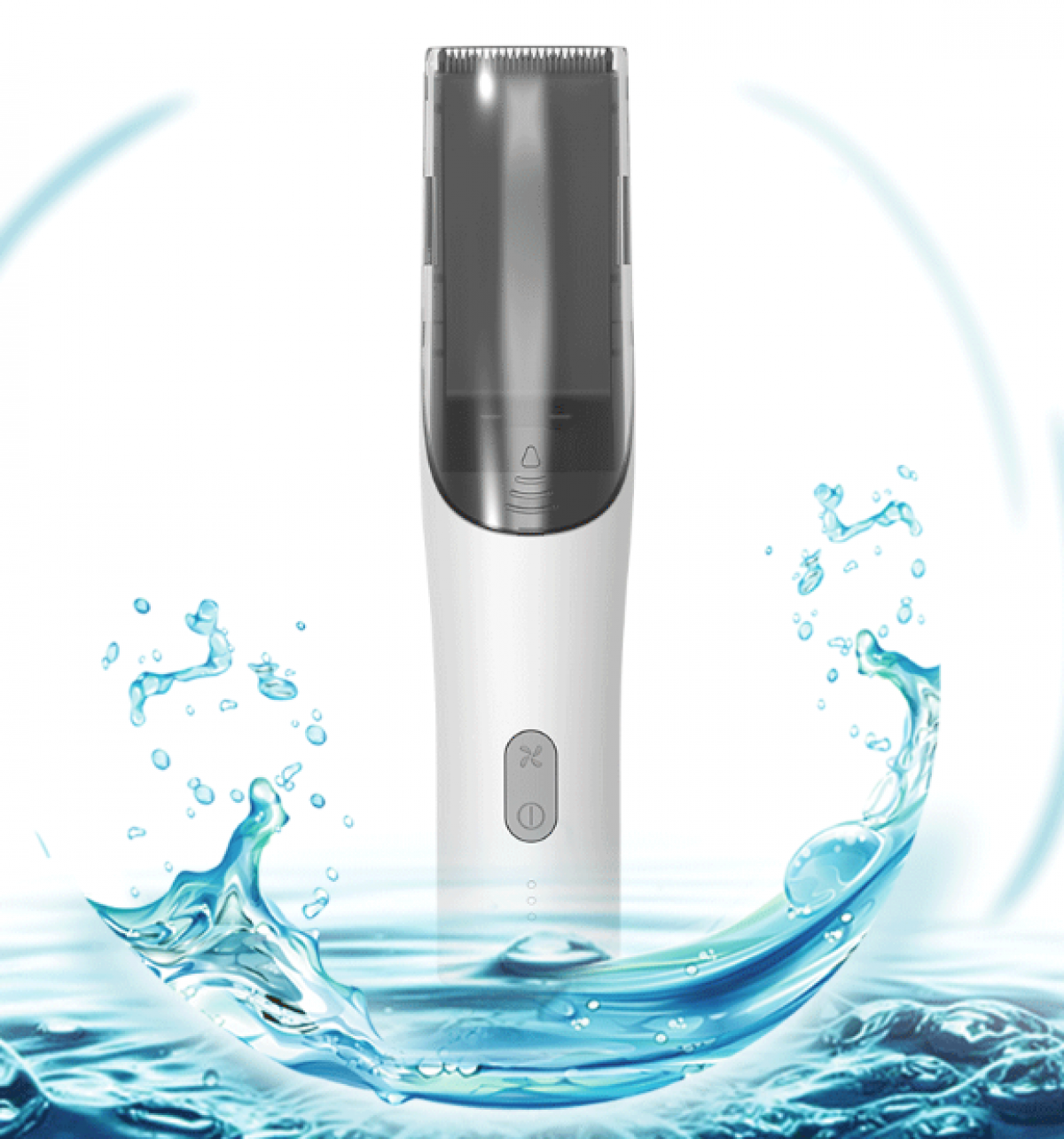 Ein weißer und grauer Elektrorasierer. Wasserspritzer um den Rasierer. Der Hintergrund ist ein sauberer, weißer Farbverlauf.