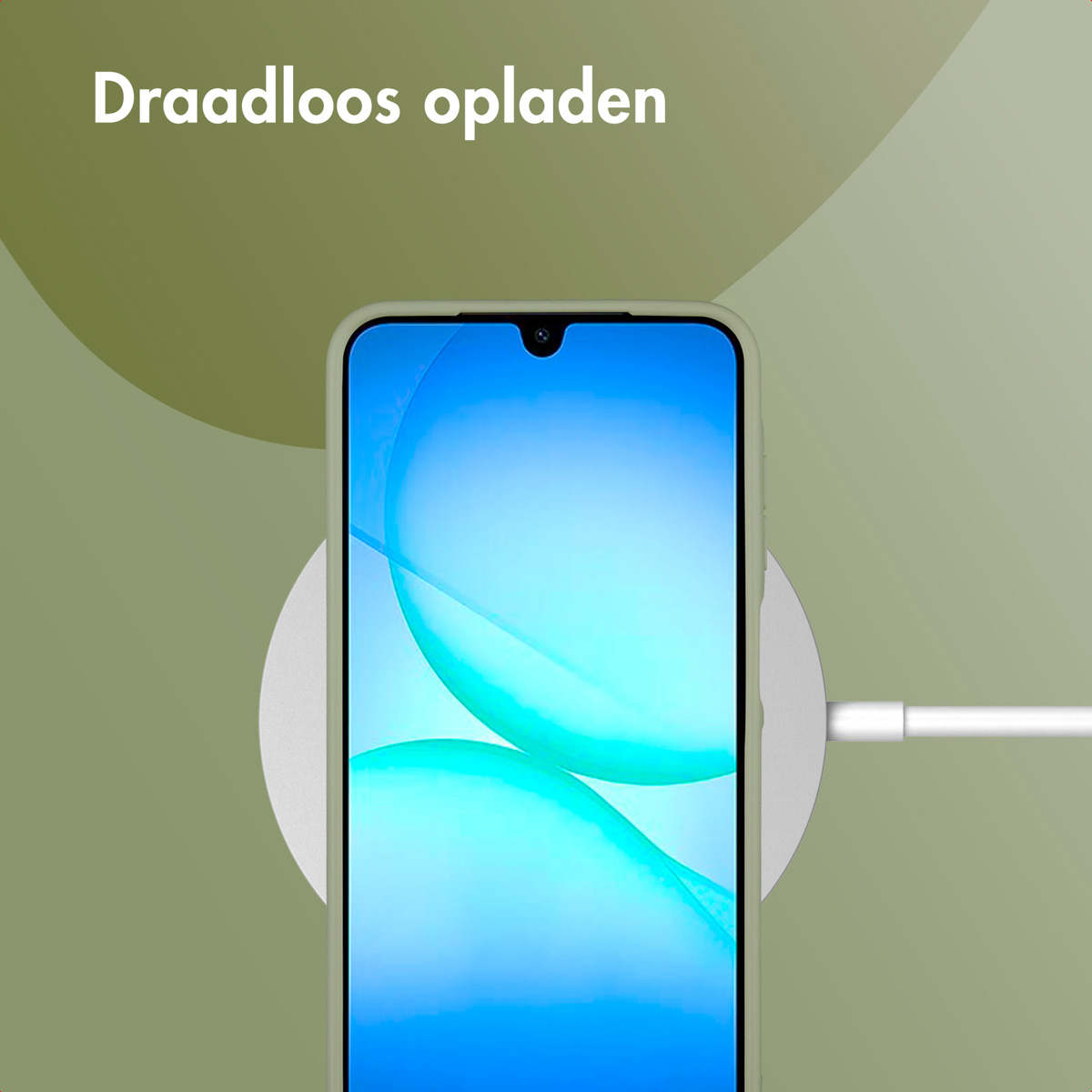 Een telefoon op een draadloze oplader. De telefoon is blauw en wit. De oplader is wit en verbonden met een witte kabel.
