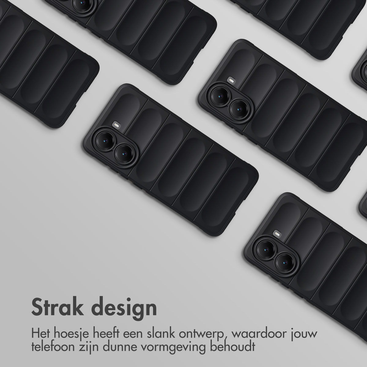Étuis de téléphone noirs disposés en diagonale sur une surface grise. Chaque étui a une découpe pour la caméra et un design nervuré.