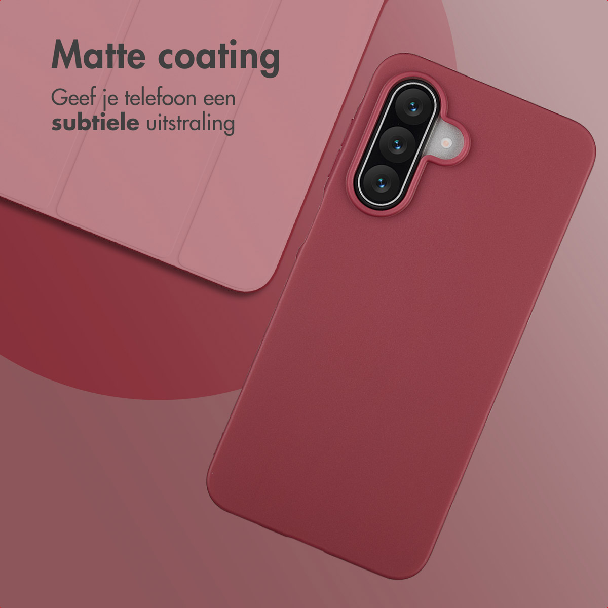 Een rode telefoonhoes met drie cameralenzen op een verloopachtergrond. De tekst luidt 'Matte coating' en 'subtiele uitstraling'.