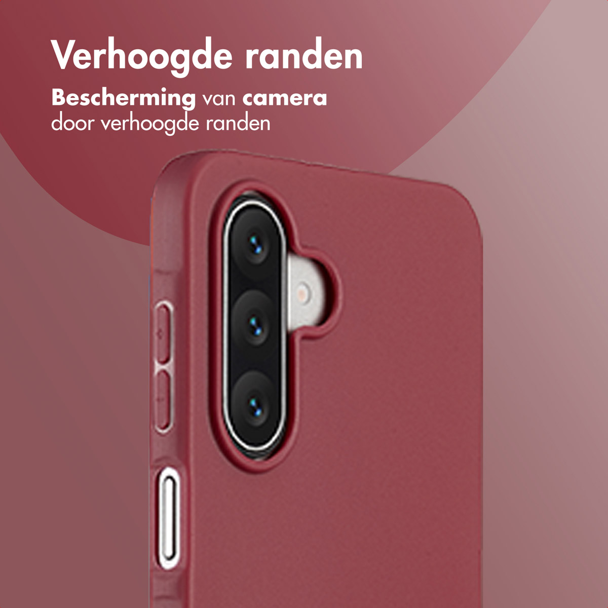 Close-up van een bordeauxrode telefoonhoes. De hoes heeft een uitsparing voor de camera met drie lenzen en een flitser. De tekst bovenaan luidt 'Verhoogde randen'.
