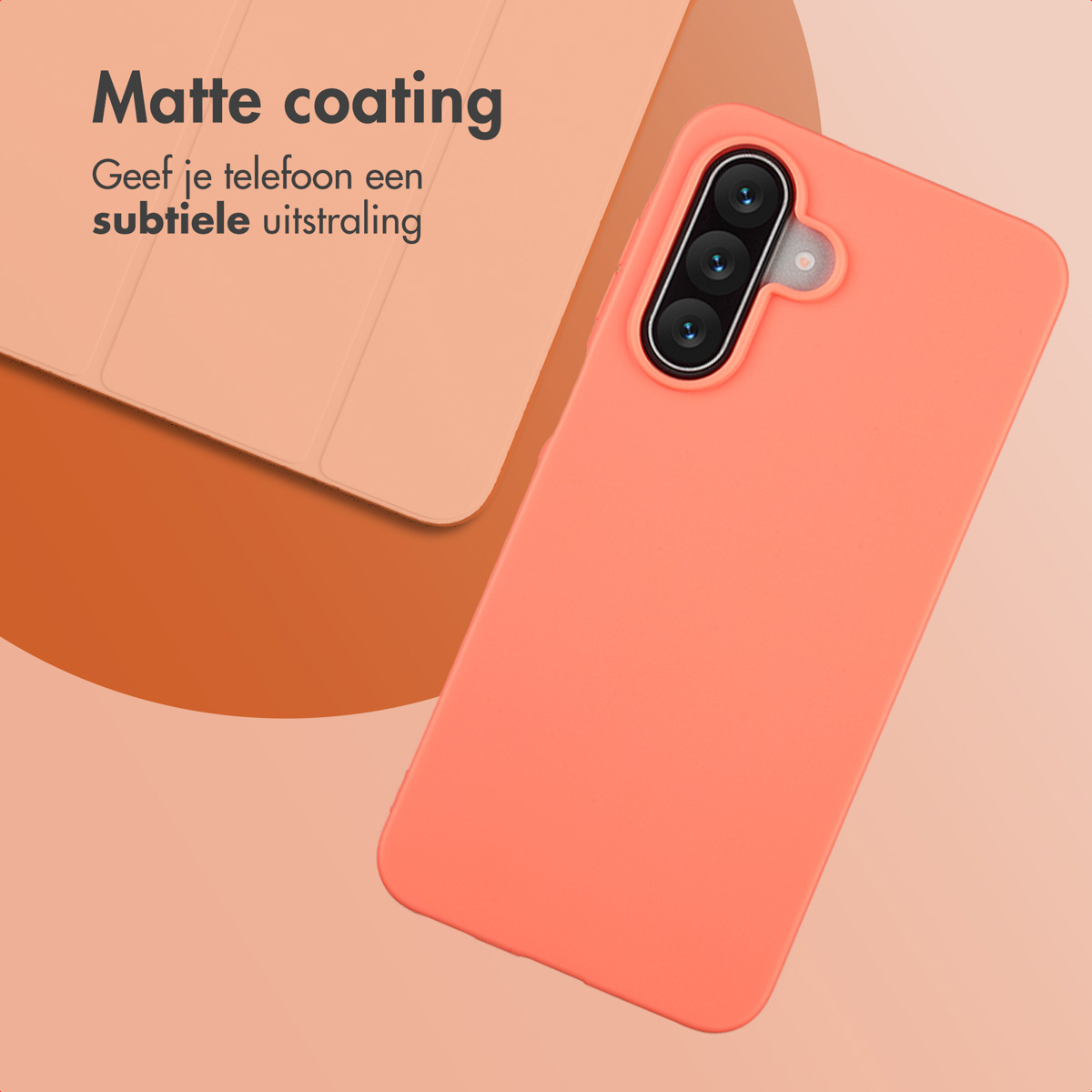 Een koraalroze telefoonhoesje met drie cameralenzen, naast een lichtroze hoes. Achtergrond is een verloop van roze en oranje.
