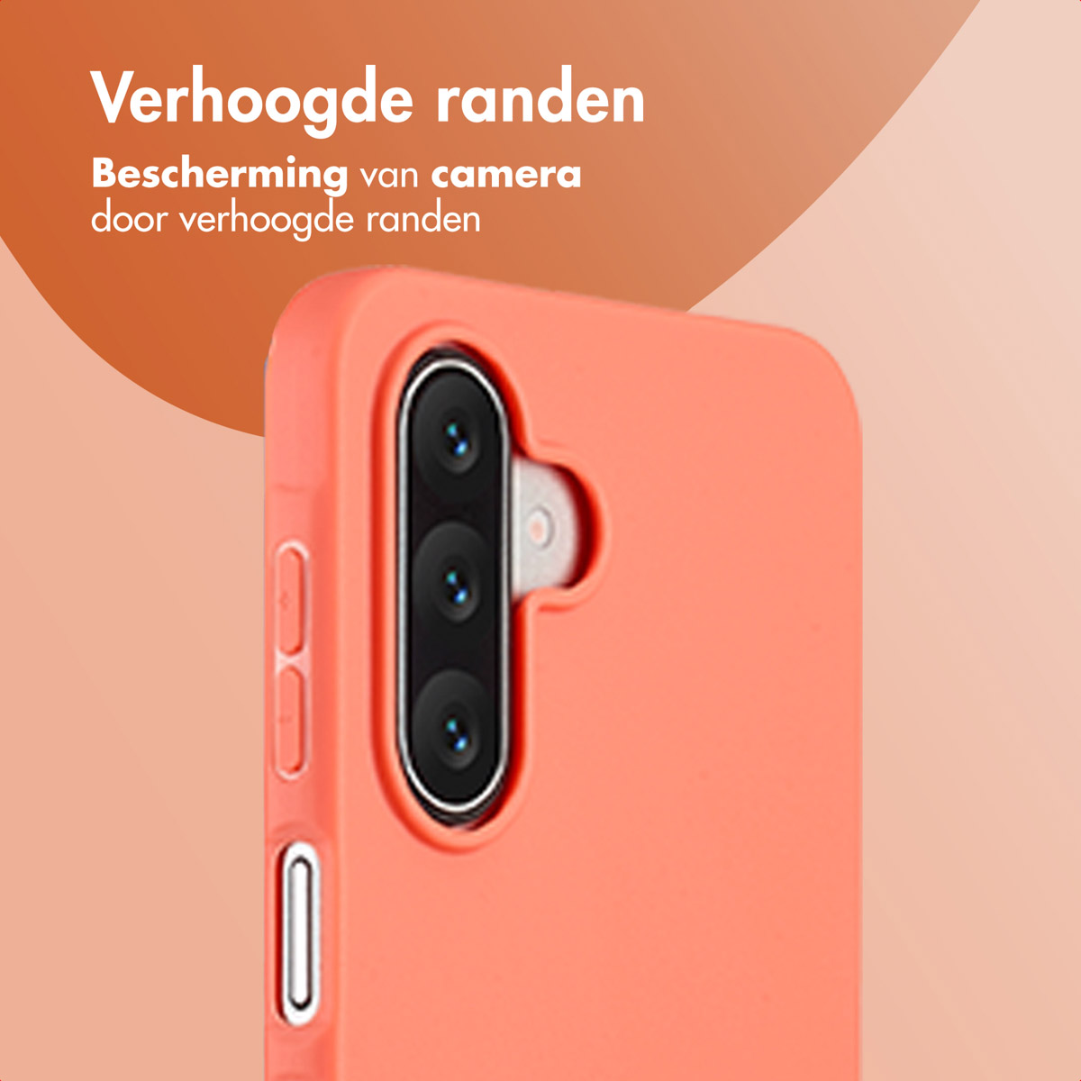 Close-up van een koraal telefoonhoesje. De hoes heeft verhoogde randen en een camera-uitsparing. Nederlandse tekst.