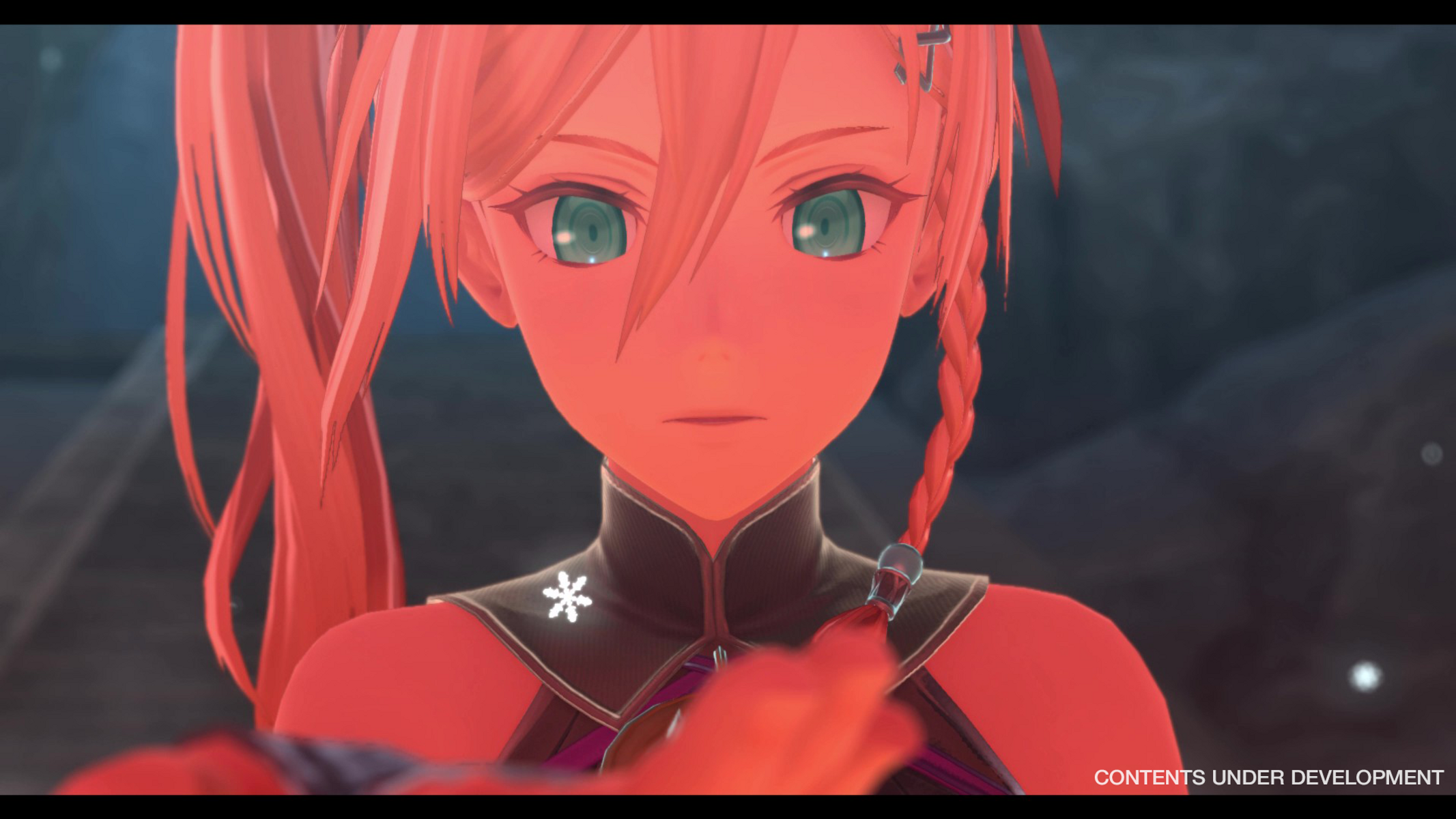 Mujer anime con pelo rojo y ojos verdes. Viste un atuendo oscuro con un emblema de copo de nieve. Su expresión es seria. El fondo está borroso.