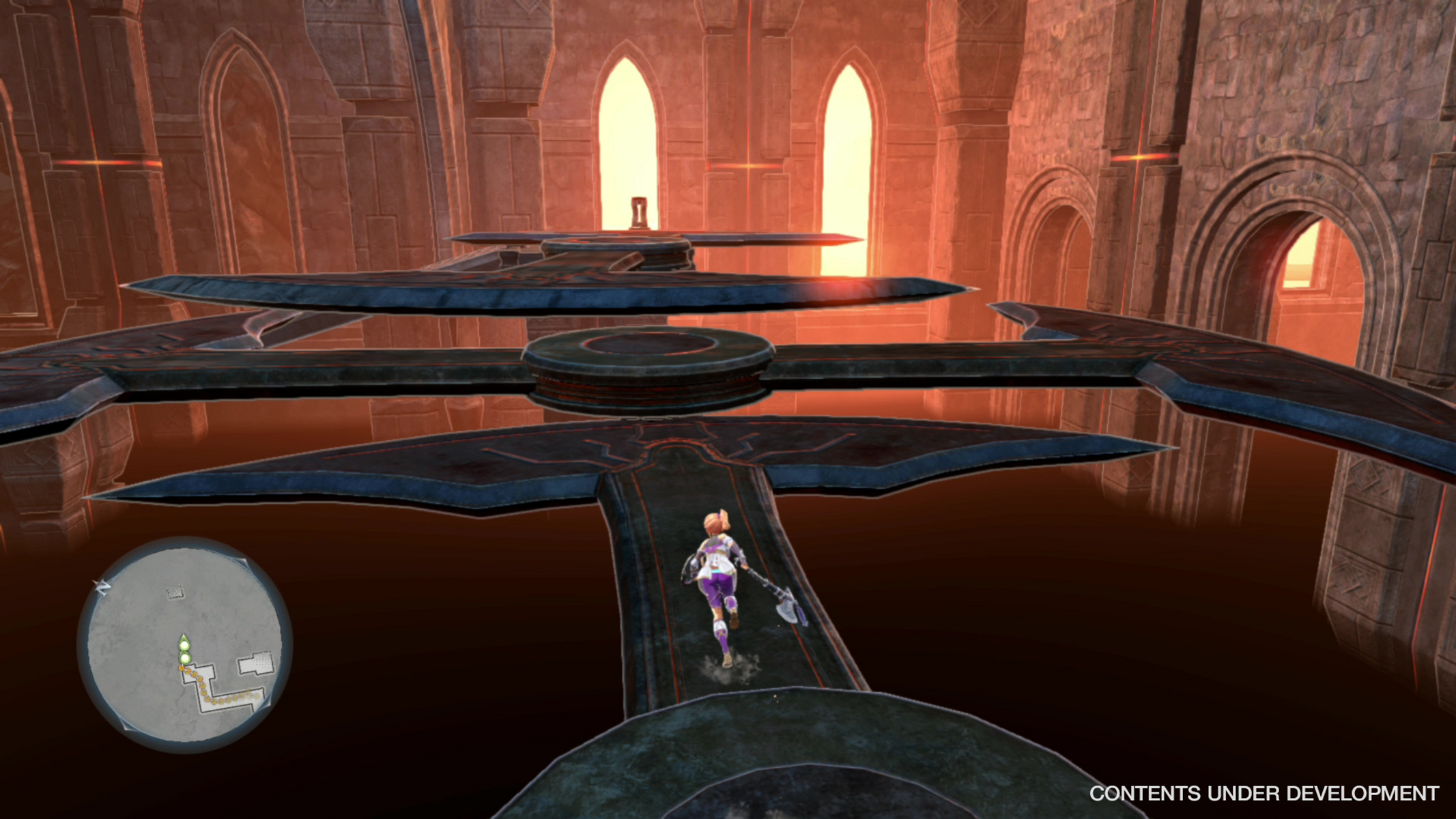 Un personaje femenino corre por una plataforma en un gran salón rojizo. El suelo refleja la escena, con ventanas arqueadas.