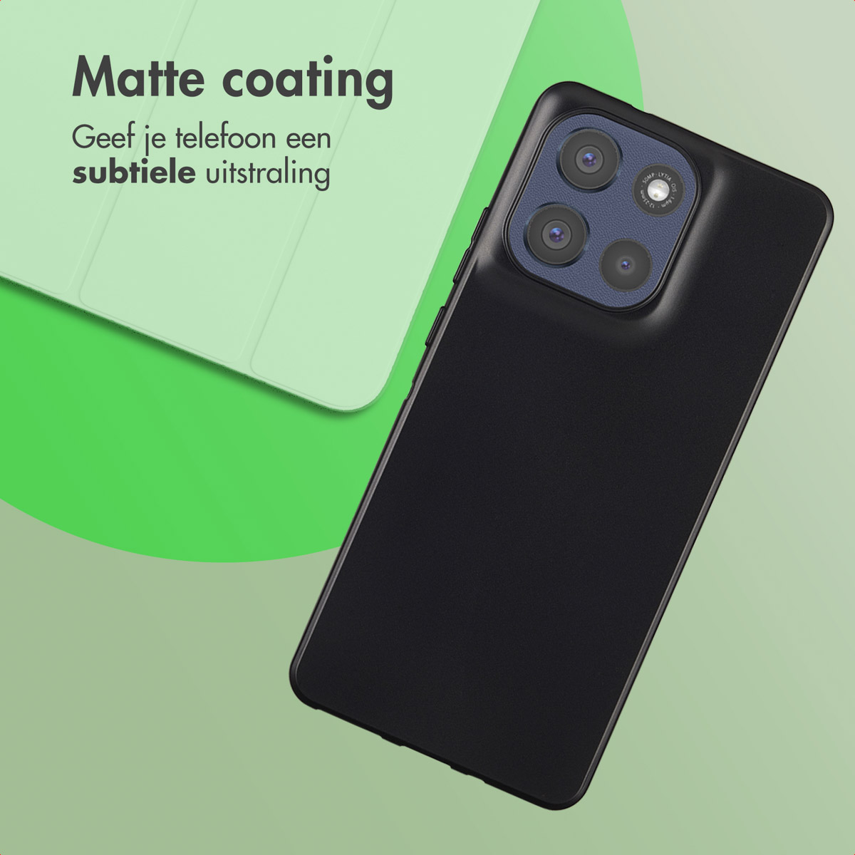 Zwarte telefoonhoes met camera. Lichtgroene hoes en tekst op groene achtergrond. De tekst luidt 'Matte coating'.