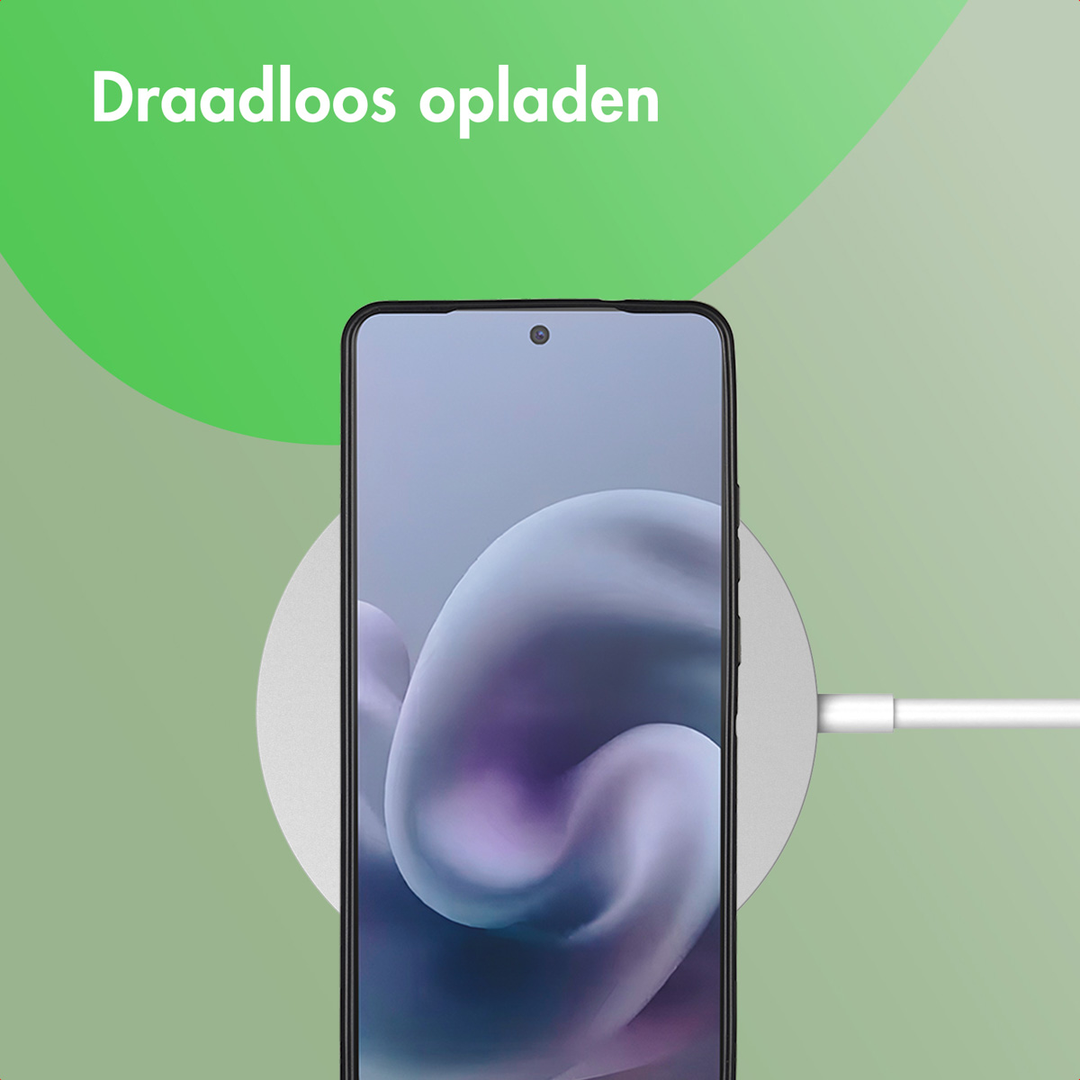 Een smartphone laadt draadloos op een witte pad op. De achtergrond is groen met de Nederlandse zin "Draadloos opladen" bovenaan.
