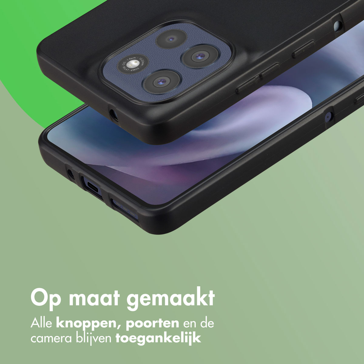 Een zwarte telefoonhoes ligt over een andere telefoon. De camera van de telefoon is zichtbaar. De achtergrond is groen.
