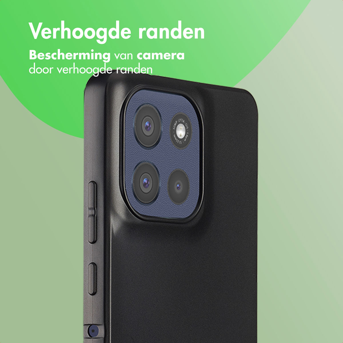 Close-up van een zwarte telefoonhoes met een cameramodule. Nederlandse tekst: 'Verhoogde randen' en 'Camerabescherming'.