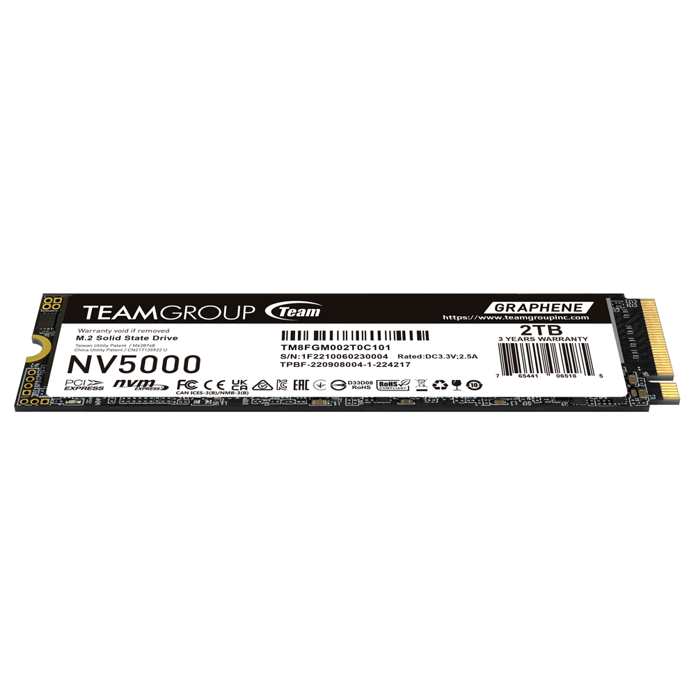 Una unidad SSD M.2 NV5000 negra. Tiene texto y logotipos como 'TEAMGROUP', 'GRAPHENE' y '2TB'. El fondo es blanco.