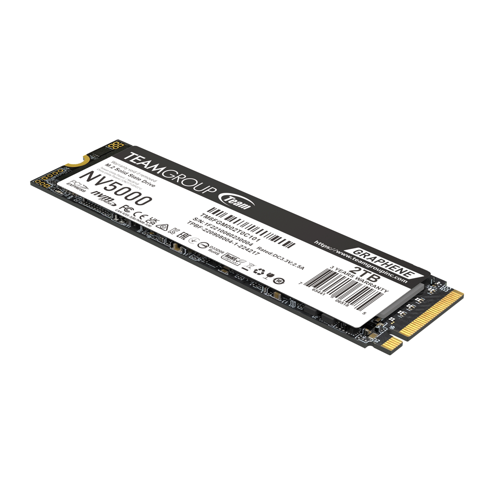 Una unidad de estado sólido NV5000 M.2 negra y dorada de TeamGroup, con detalles del producto y una etiqueta de capacidad de 2 TB.