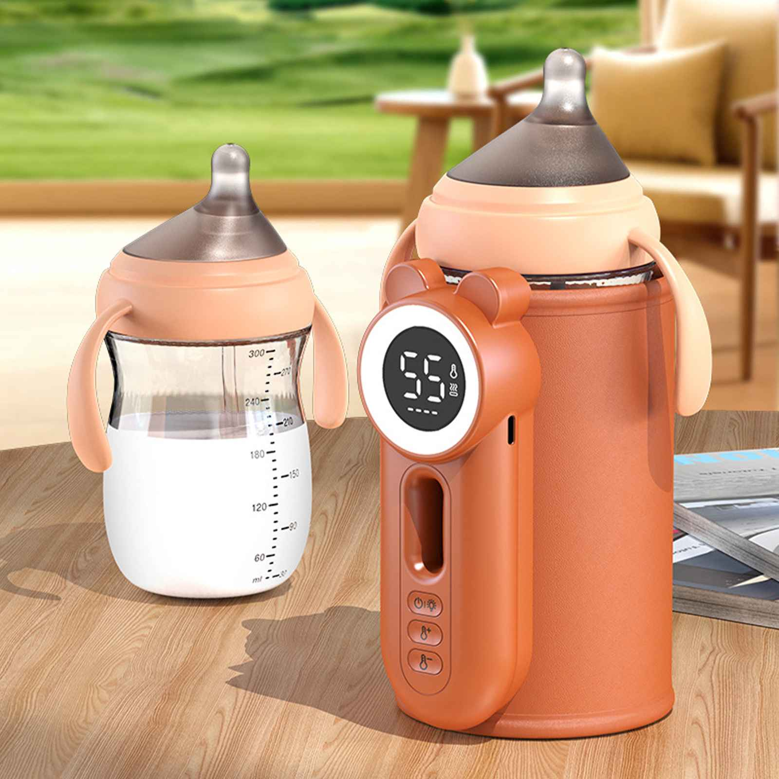 Zwei Babyflaschen mit Milch, eine hat Griffe. Ein Wärmer mit digitaler Anzeige steht daneben. Tisch vor einer grünen Aussicht.