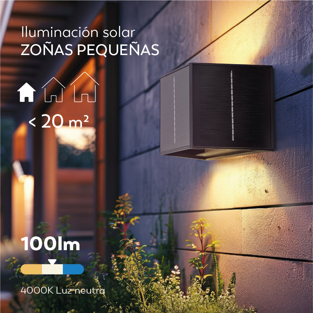Una lámpara de pared con energía solar en una pared de madera. El texto dice 'Illuminación solar ZONAS PEQUEÑAS' y otros detalles sobre la intensidad y el color de la luz.