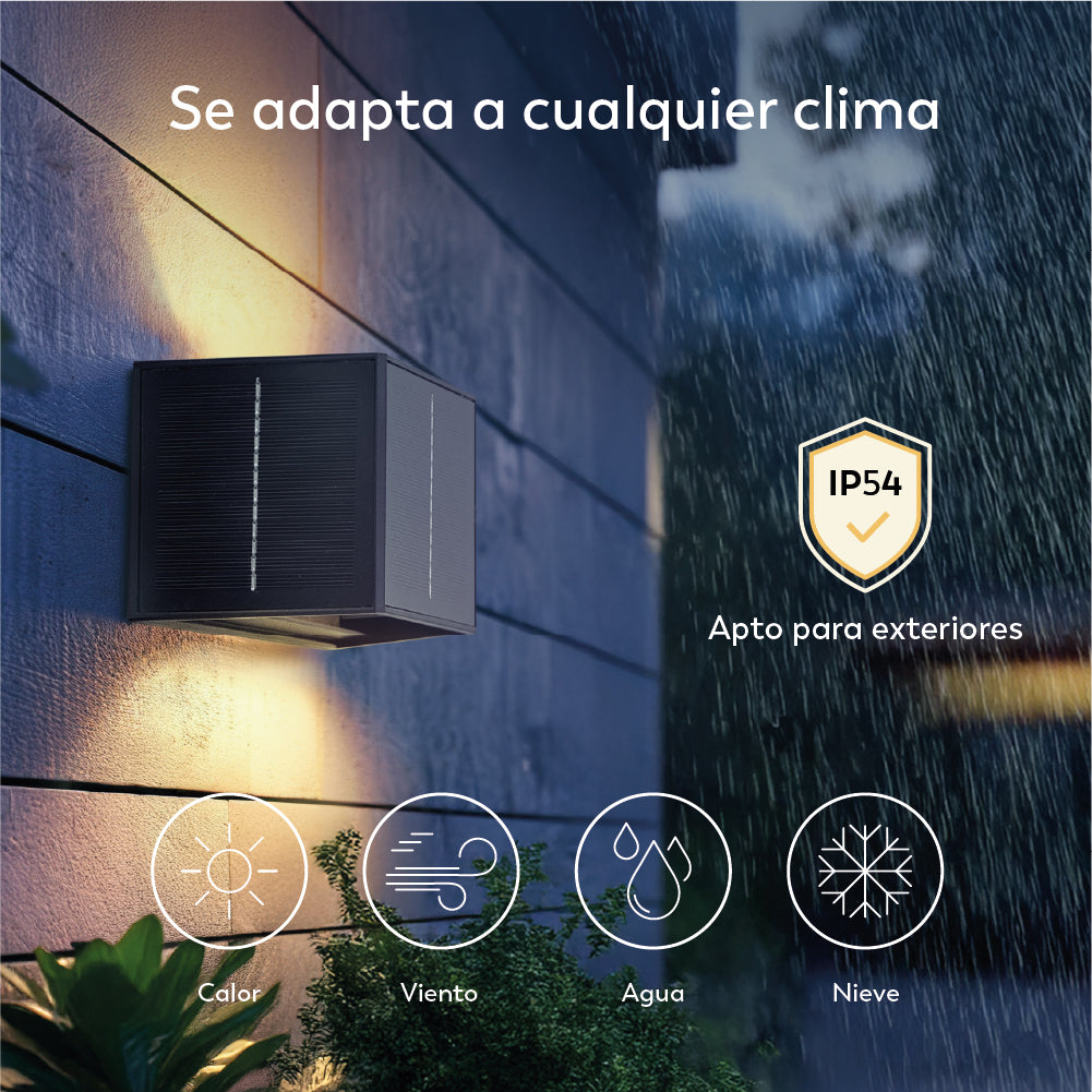 Una luz exterior con energía solar en una pared. Es resistente a la intemperie y apta para diversos climas, incluyendo calor, viento, lluvia y nieve.