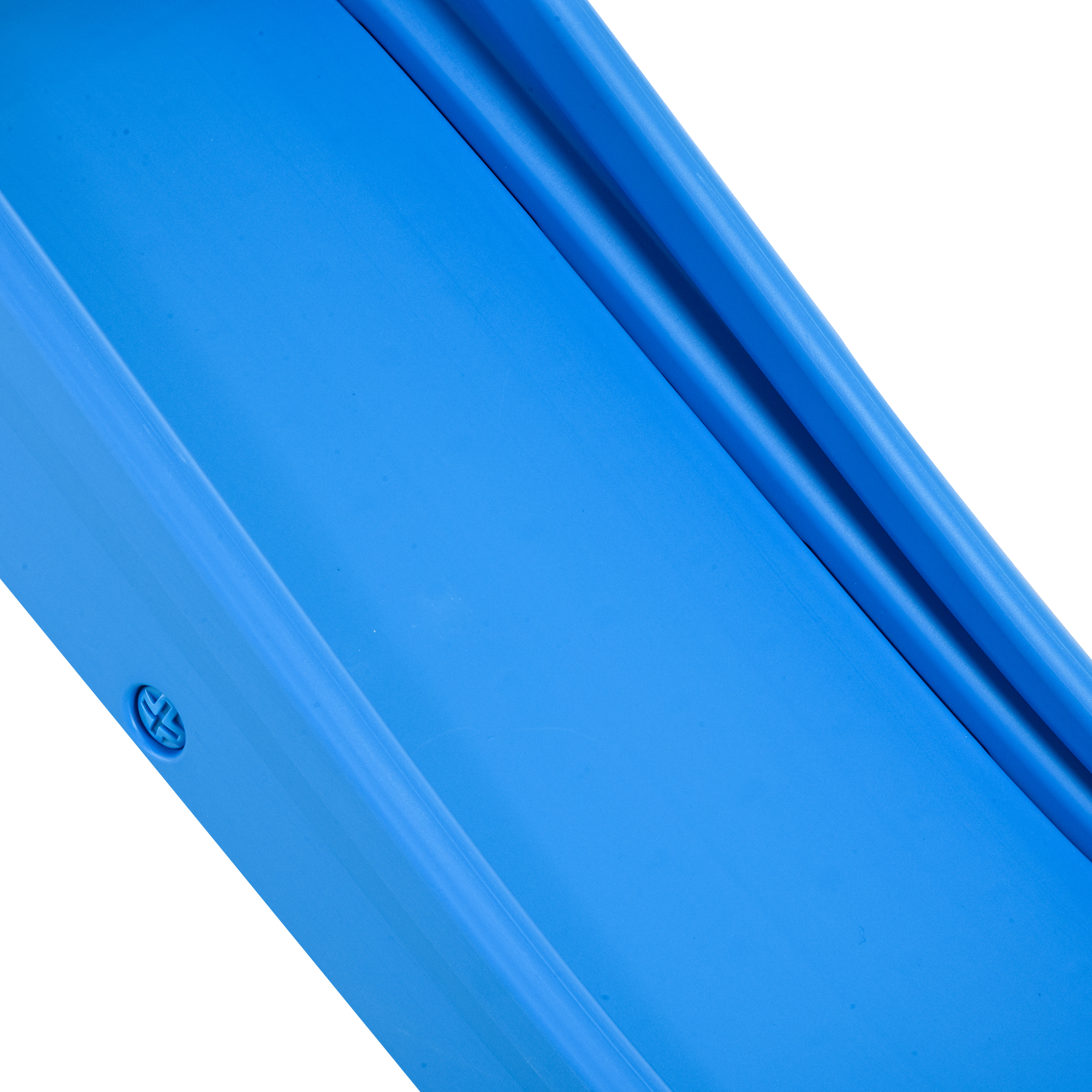 Primer plano de una superficie de plástico azul con borde curvo y un pequeño detalle. Fondo blanco.