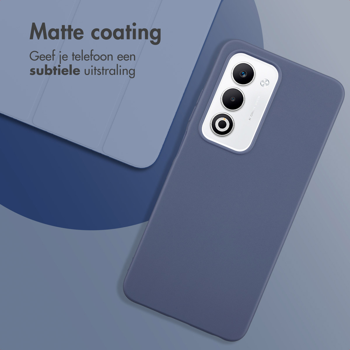 Een donkerblauwe telefoonhoes met een drievoudige camera-opstelling wordt weergegeven. Tekstoverlay: 'Matte coating' en 'Geef je telefoon een subtiele uitstraling'.
