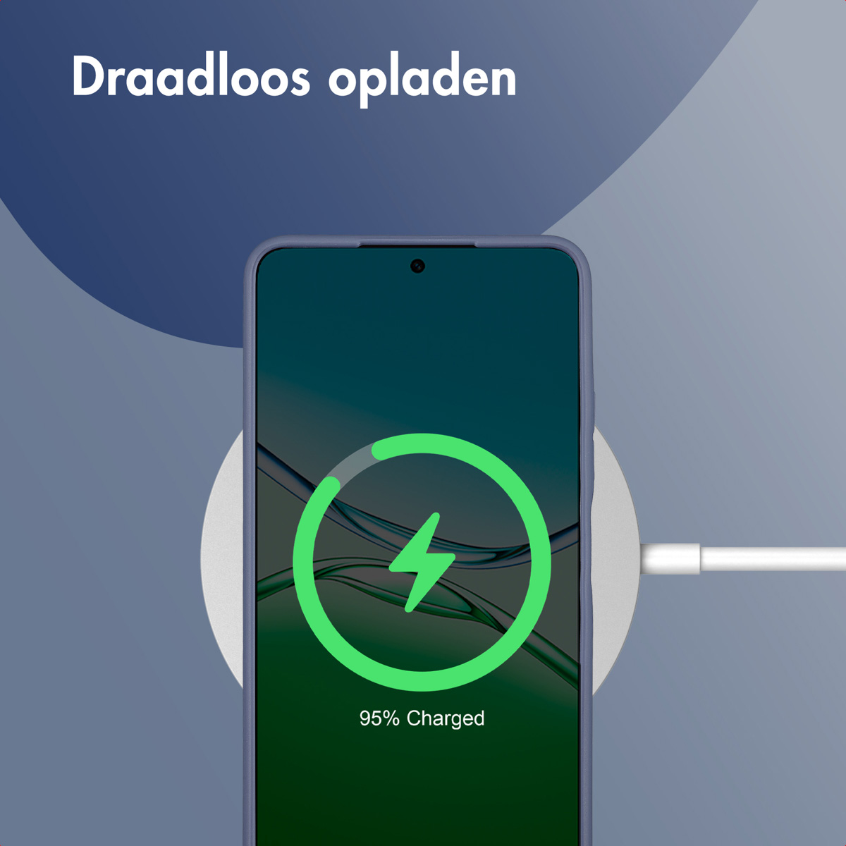 Een telefoon laadt draadloos op. Het scherm toont een groen oplaadsymbool bij 95%. De telefoon ligt op een witte oplaadpad.