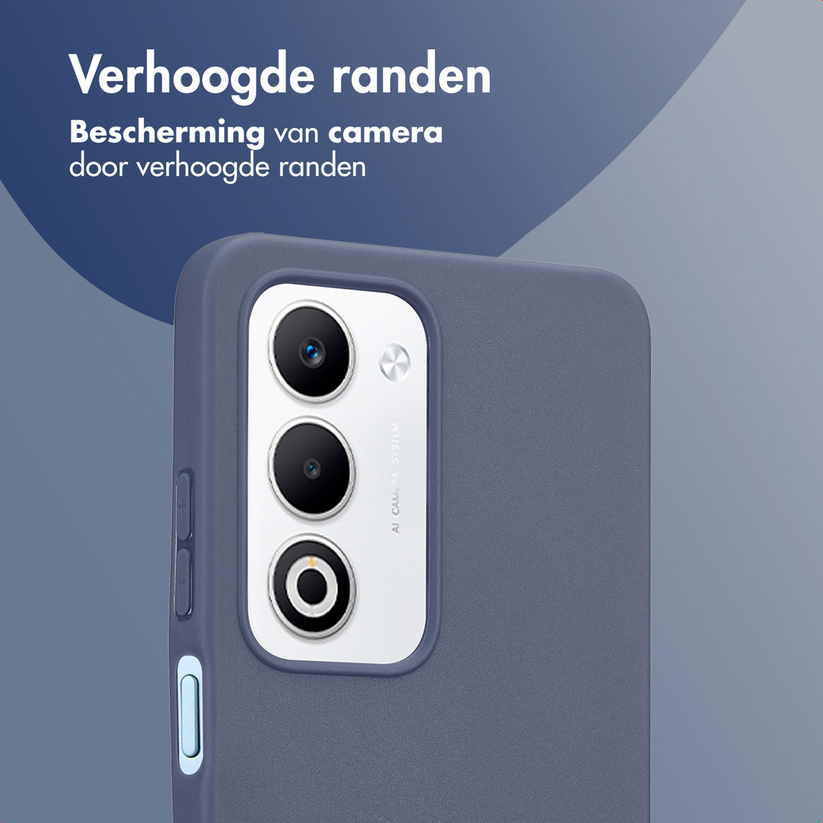 Close-up van een telefoonhoesje met verhoogde randen. Drie cameralenzen zijn zichtbaar. De hoes is donkerblauw. Tekst in het Nederlands op de achtergrond.