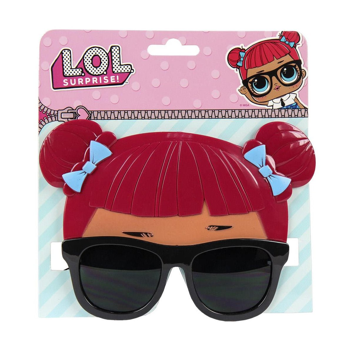 Un juguete con gafas de sol diseñado como la cara de una muñeca. Pelo rojo con lazos azules, gafas de sol negras y un fondo rosa de LOL Surprise.