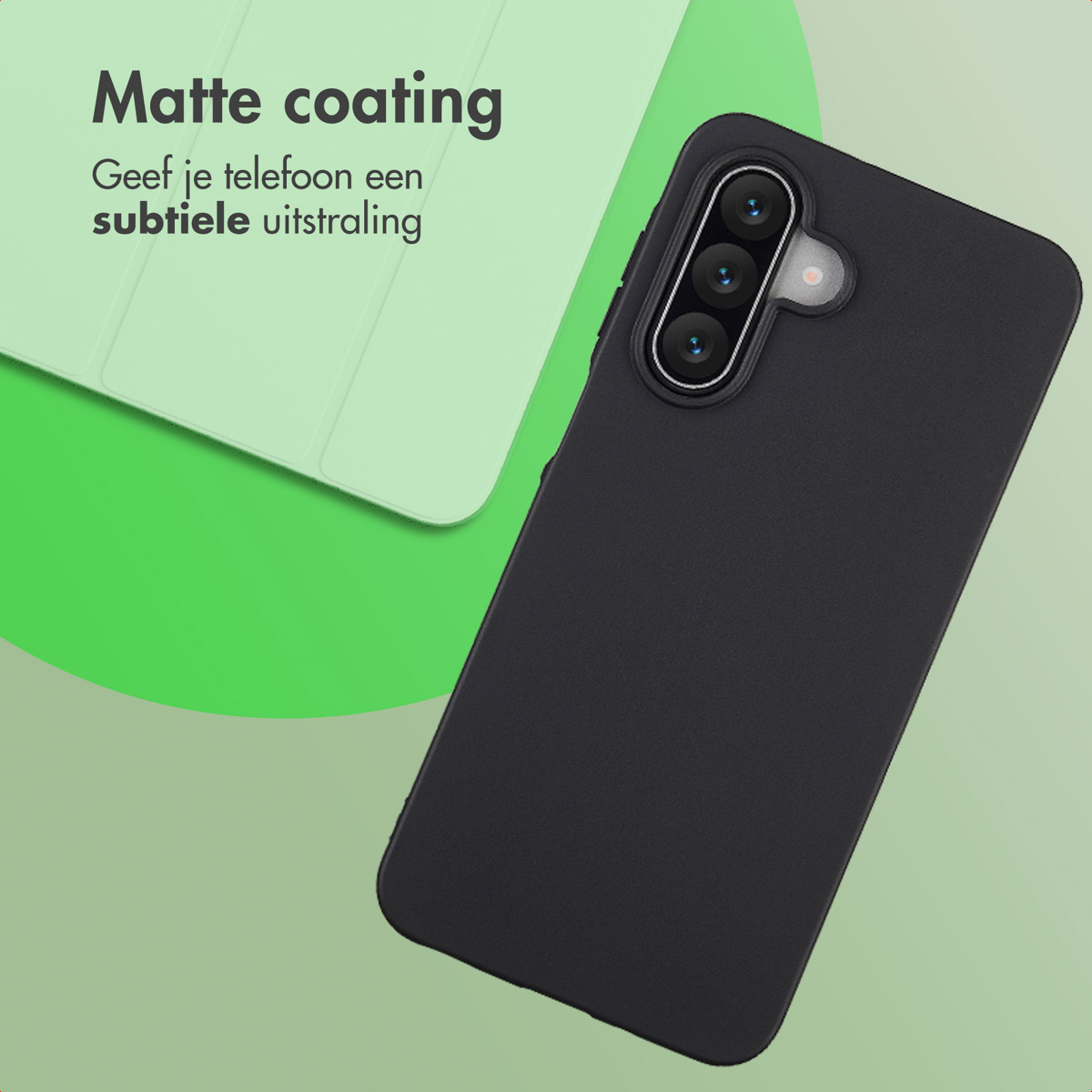Zwarte telefoonhoes met cameralenzen, lichtgroene en witte achtergrond. Tekst: Matte coating, geeft je telefoon een subtiele uitstraling.