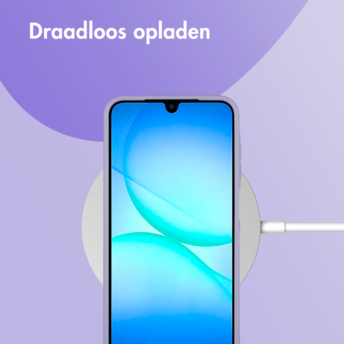 Een telefoon ligt op een draadloze oplader, verbonden met een witte kabel. De achtergrond heeft de tekst 'Draadloos opladen' en paarse verlopen.