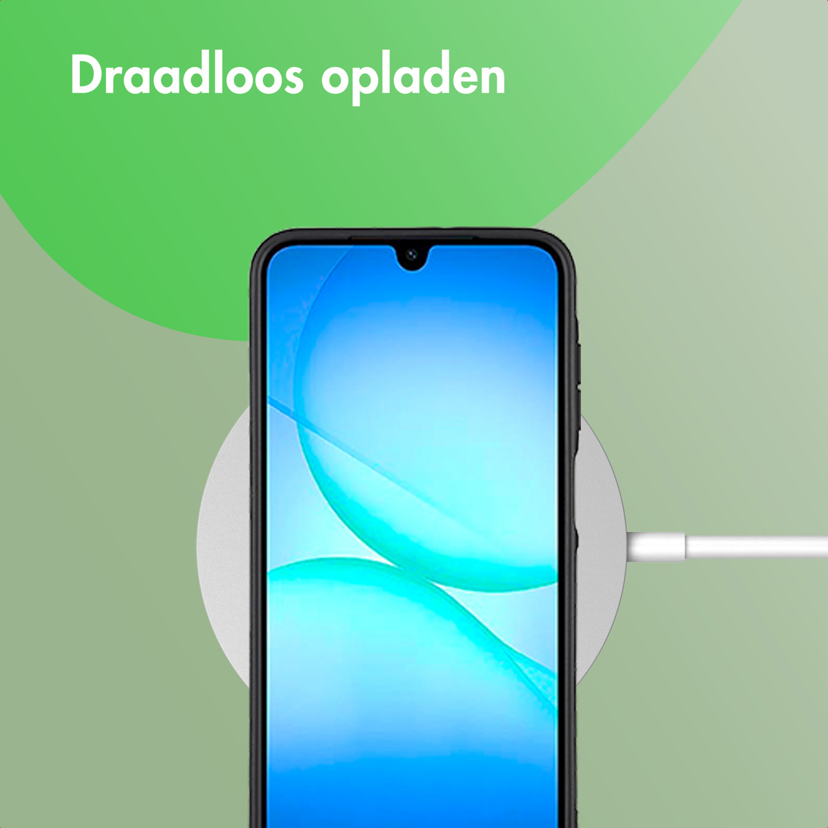 Een smartphone op een draadloze oplader. De telefoon heeft een blauw scherm. De oplader is aangesloten op een witte kabel. Groene en grijze achtergrond.