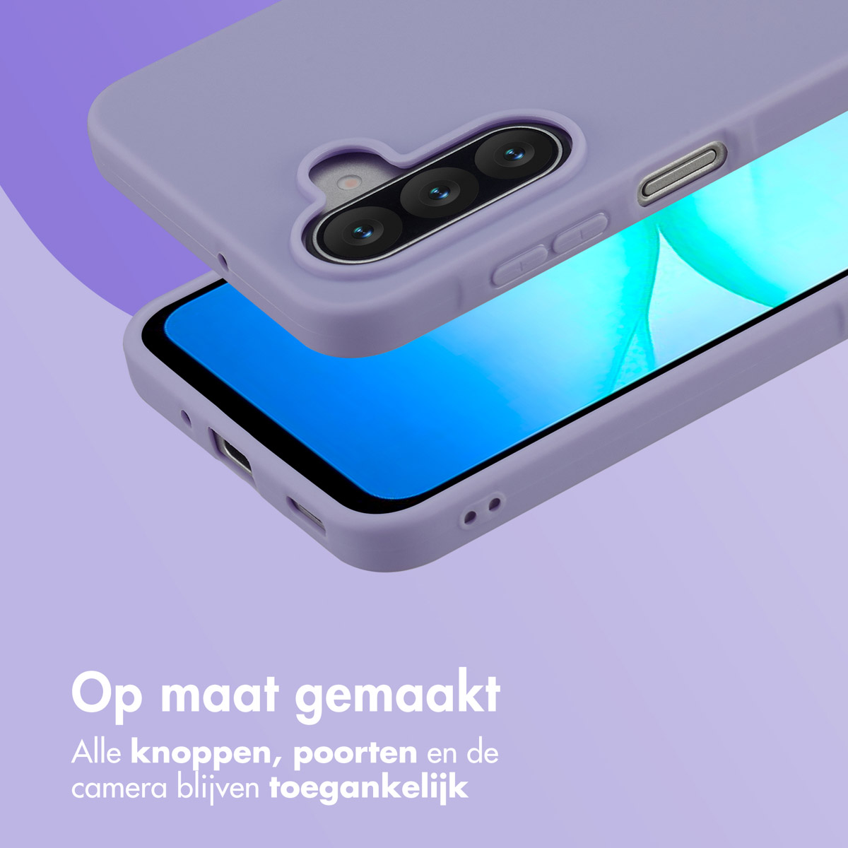 Een lila telefoonhoesje is open, waardoor het scherm van de telefoon zichtbaar is. De hoes heeft uitsparingen voor de camera en knoppen, en het scherm is blauw.