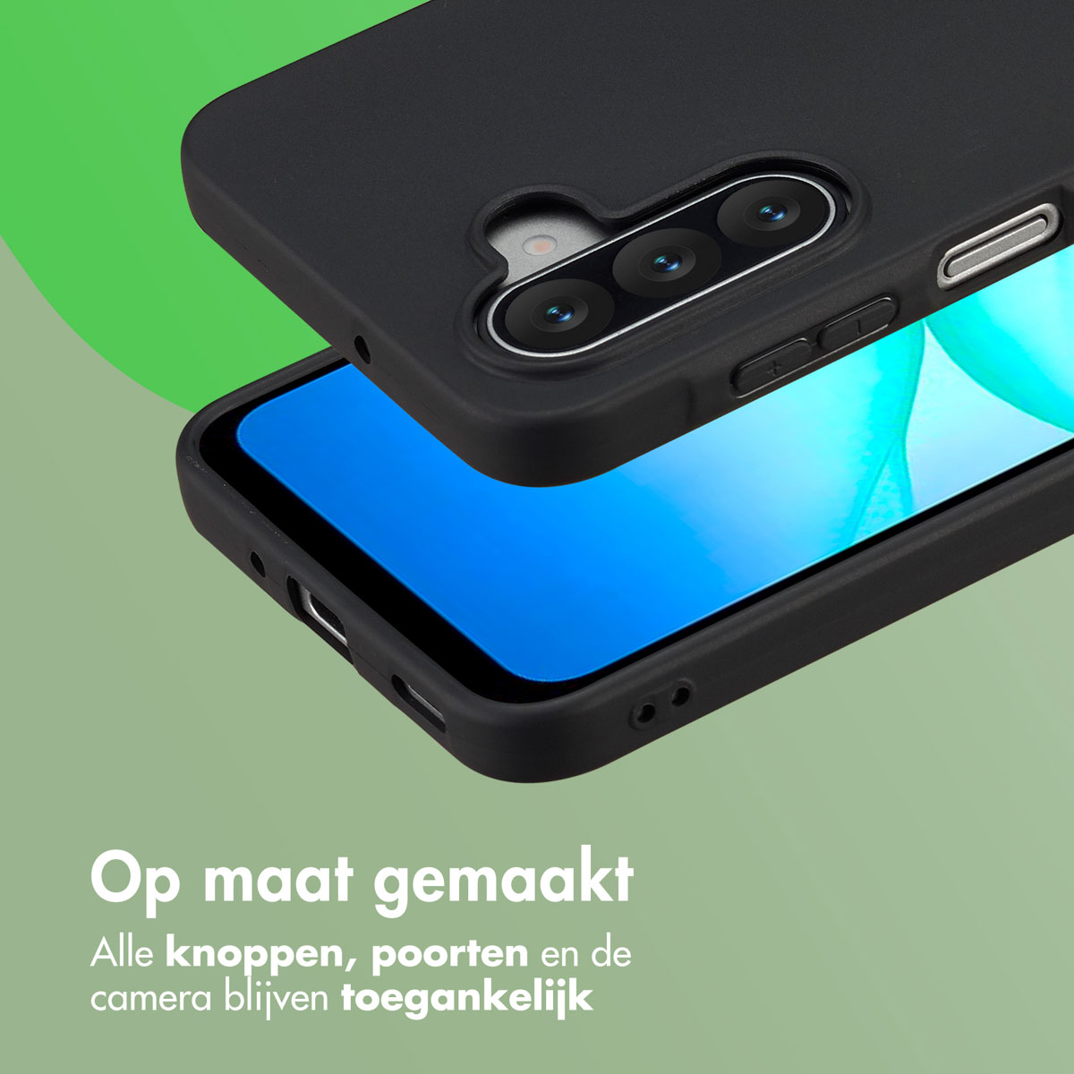 Zwarte telefoonhoes op blauw scherm, cameralens zichtbaar. Tekst onder: 'Op maat gemaakt'.