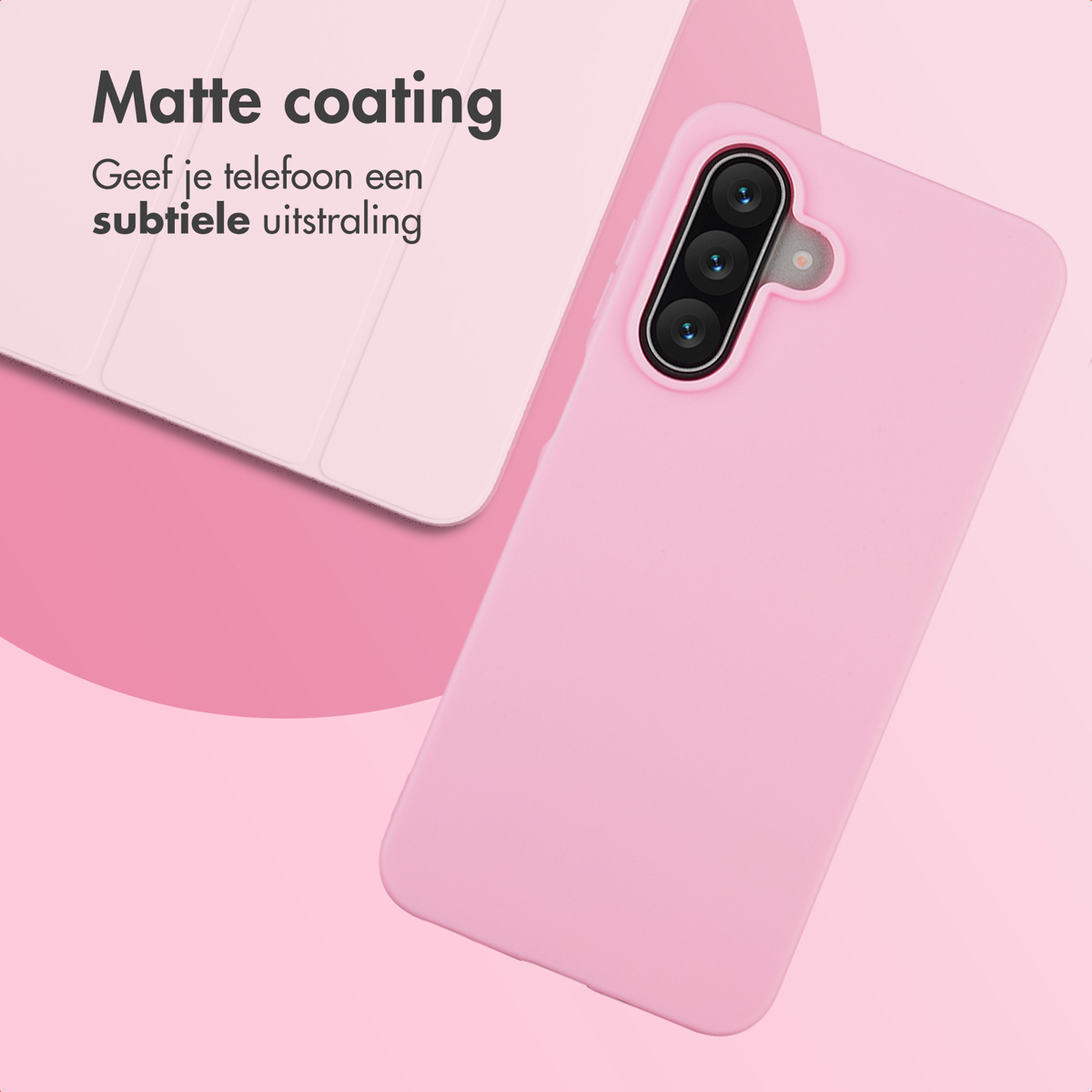Een roze telefoonhoesje wordt weergegeven met een bijpassende roze achtergrond, samen met een witte tablet. De tekst luidt 'Matte coating'.