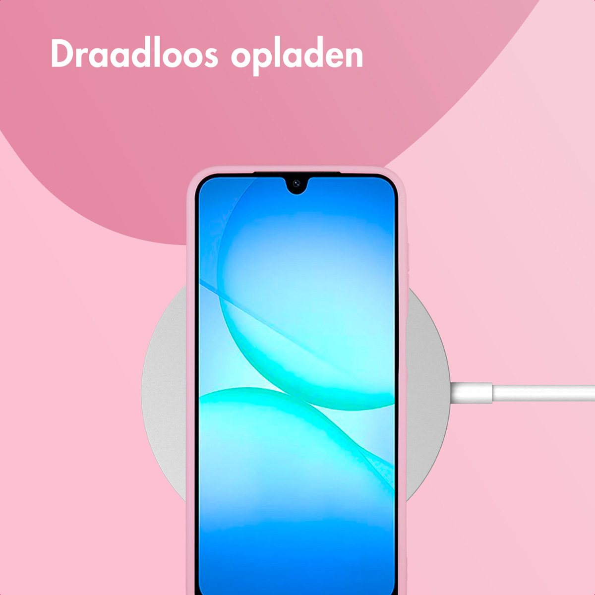 Een smartphone op een draadloze oplader. De telefoon heeft een blauw scherm, een roze hoes en staat op een grijze oplader. Roze achtergrond.