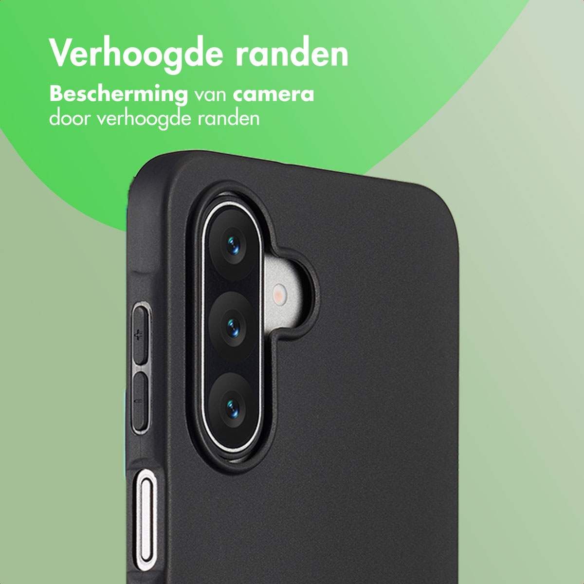 Close-up van een zwarte telefoonhoes met een cameramodule met drie lenzen en een flitser. De hoes heeft opstaande randen.