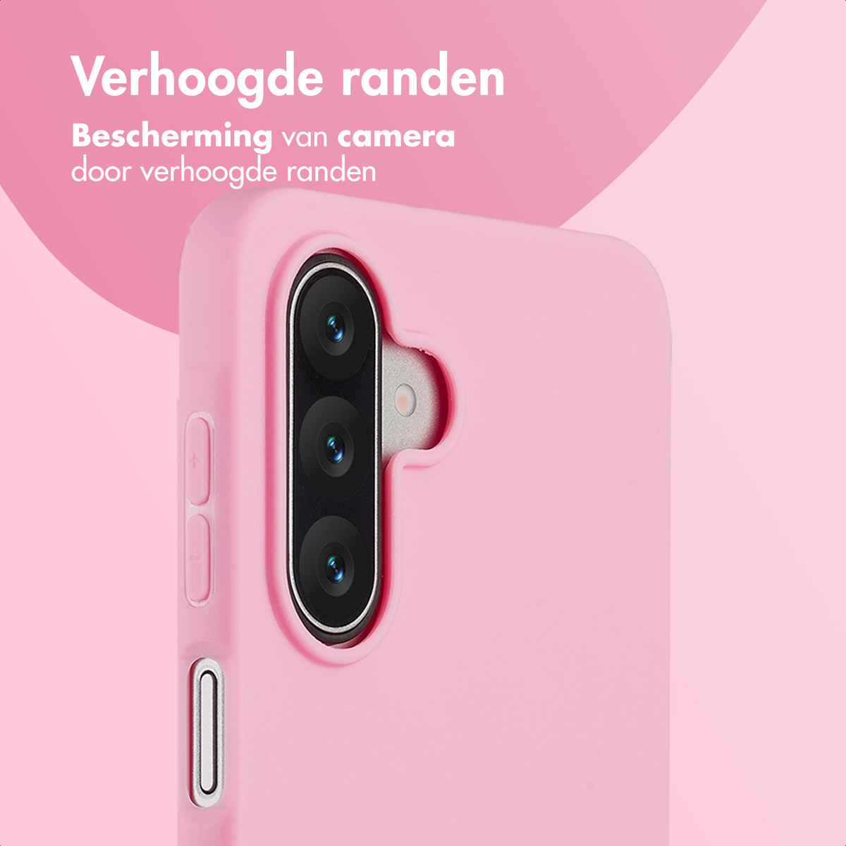 Een roze telefoonhoesje met cameralens. Bovenstaande tekst: 'Verhoogde randen'. De hoes beschermt de camera met verhoogde randen.