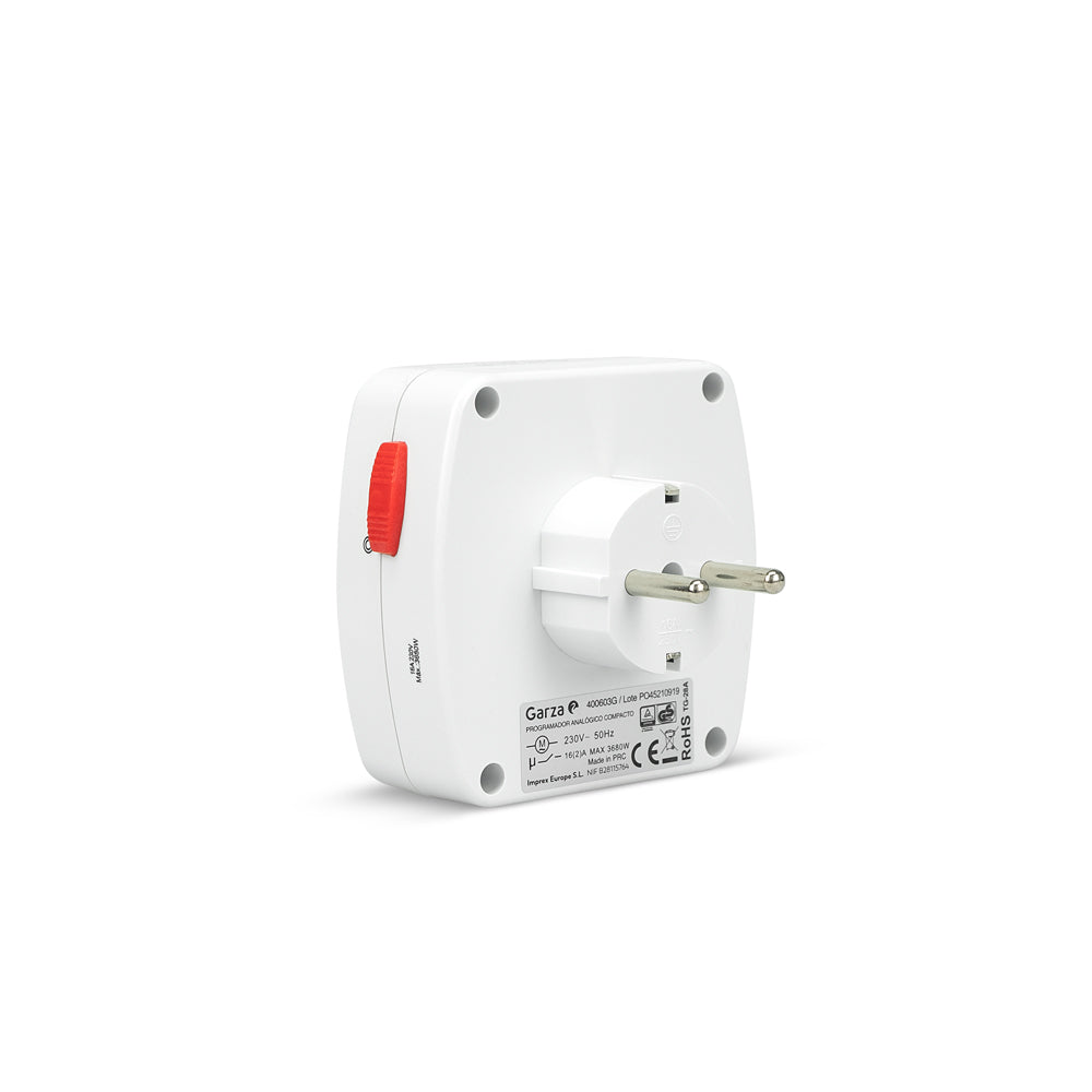Un adaptador de corriente blanco con un botón rojo y dos clavijas metálicas. El adaptador tiene varios detalles técnicos impresos.