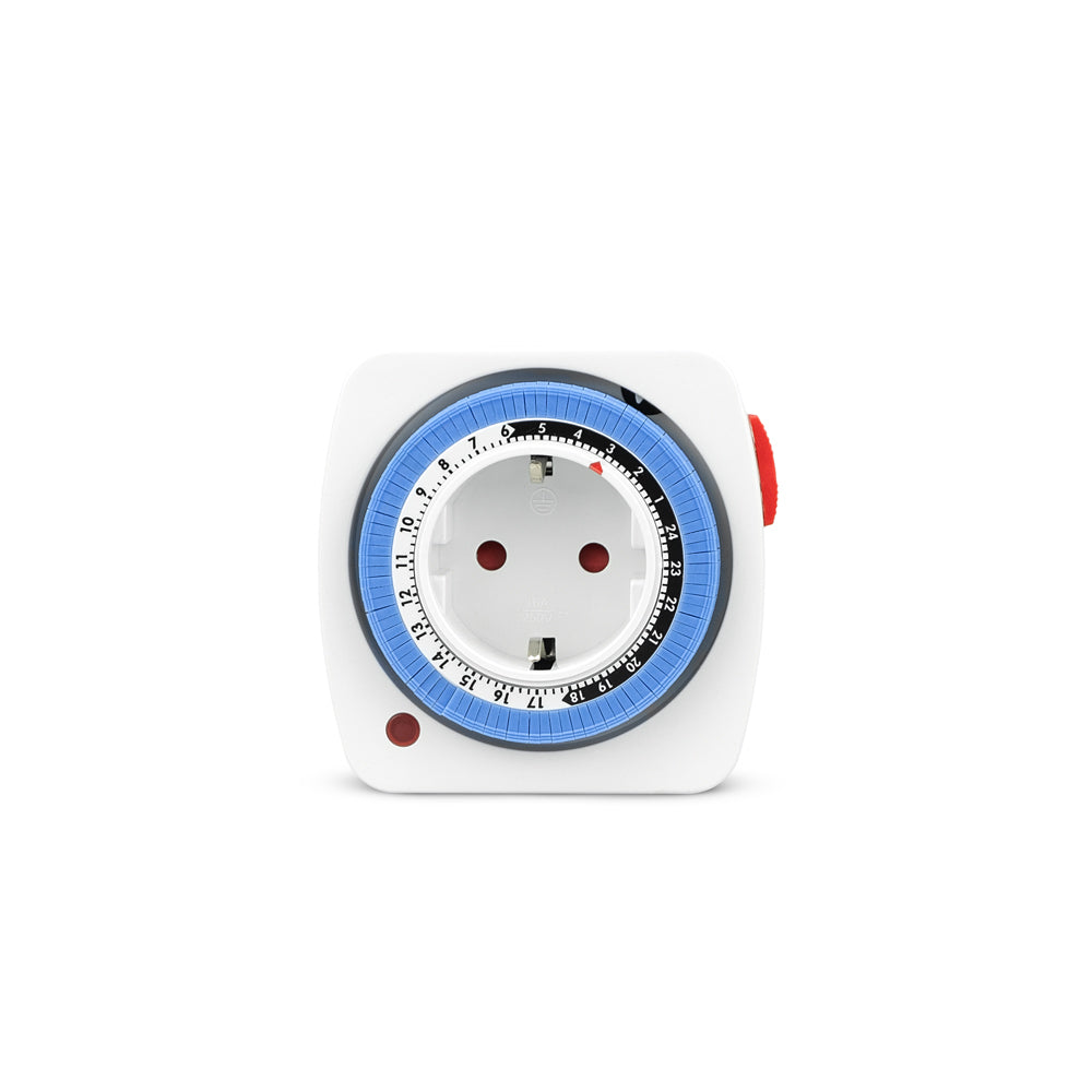 Un enchufe temporizador blanco con un dial giratorio azul y negro, un botón rojo y dos agujeros, sobre un fondo blanco.