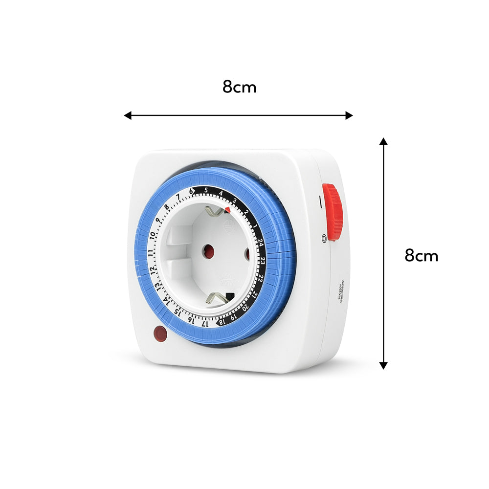 Un temporizador mecánico blanco, azul y rojo. Tiene un dial con números, un enchufe y un interruptor rojo en el lateral. Dimensiones: 8cm x 8cm.