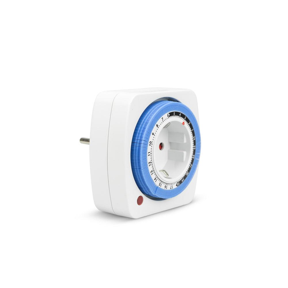 Un temporizador eléctrico blanco y azul con enchufe. El temporizador tiene un dial circular con números y un botón rojo.