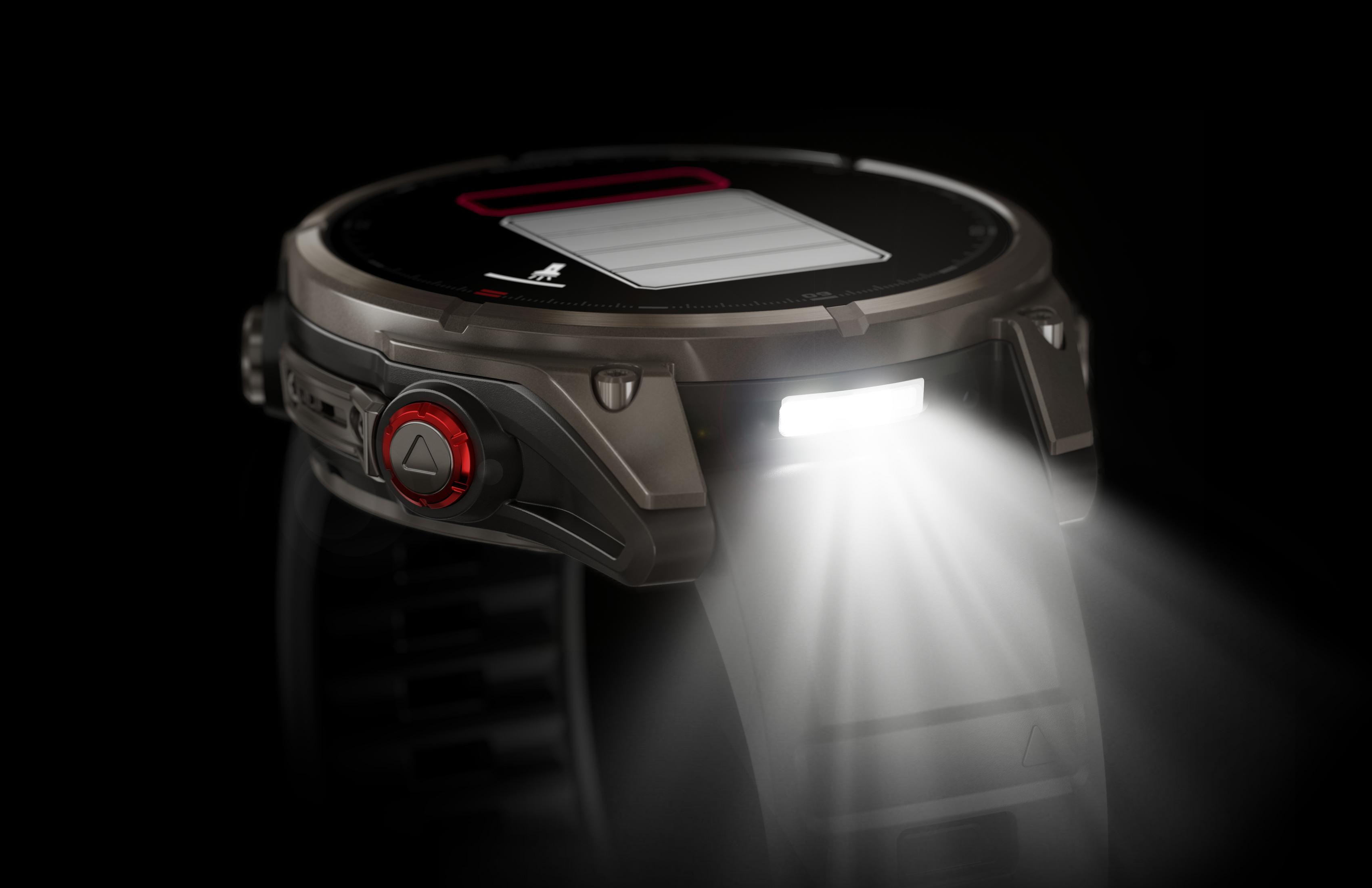 Gros plan d'une smartwatch avec une lampe de poche. L'écran affiche une icône de batterie. Le fond est noir.